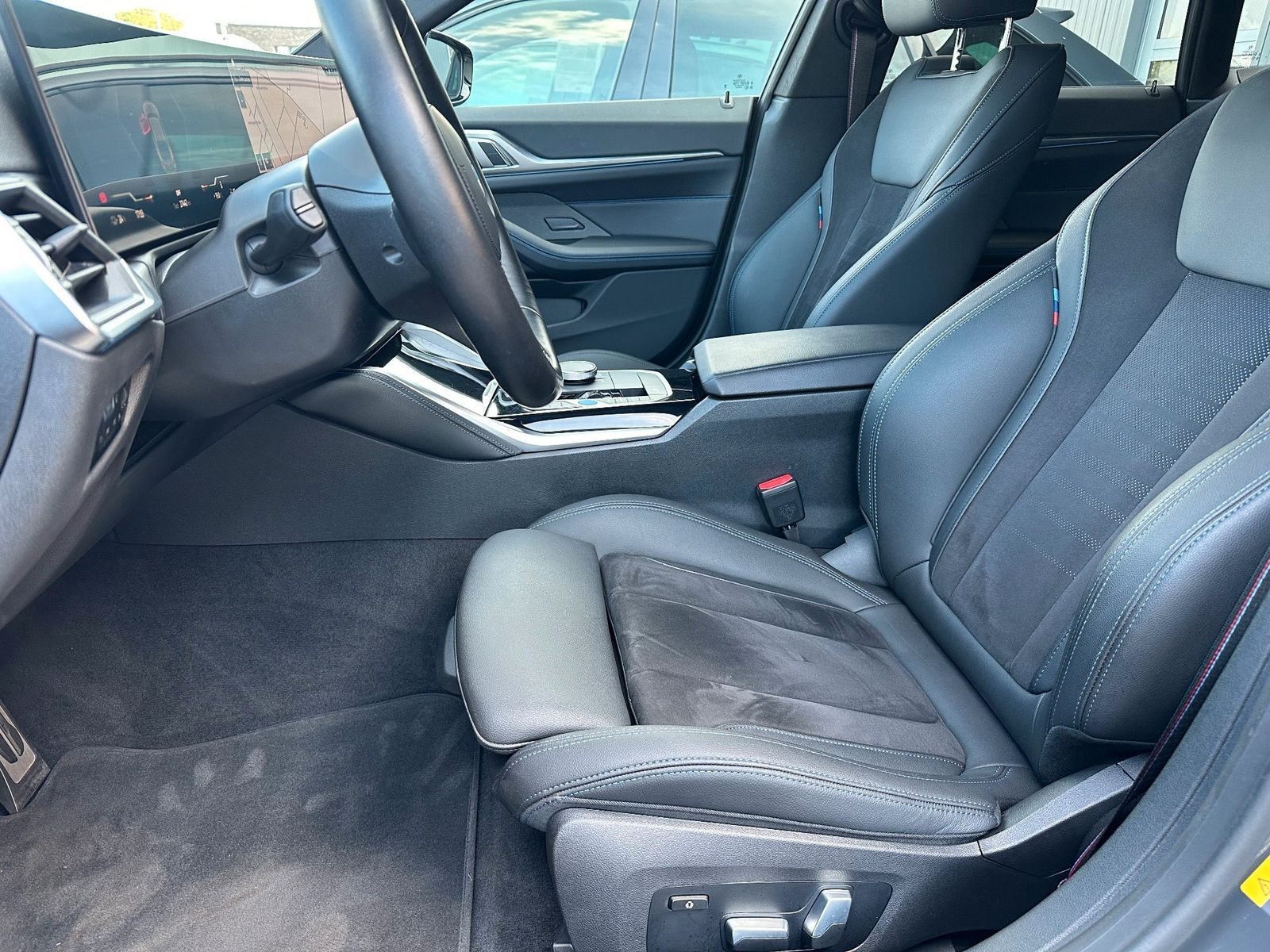 Fahrzeugabbildung BMW i4 eDrive40 Gran Coupe M-Sport NAV+LED+KAM+SHZ
