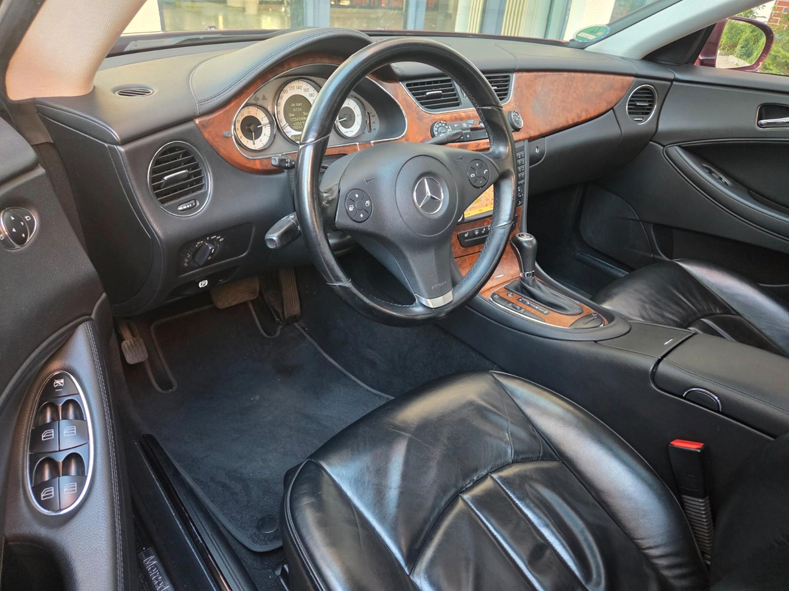 Mercedes-Benz CLS 300*DISTRONIC*SCHIEBEDACH*STANDHEIZUNG*19"*