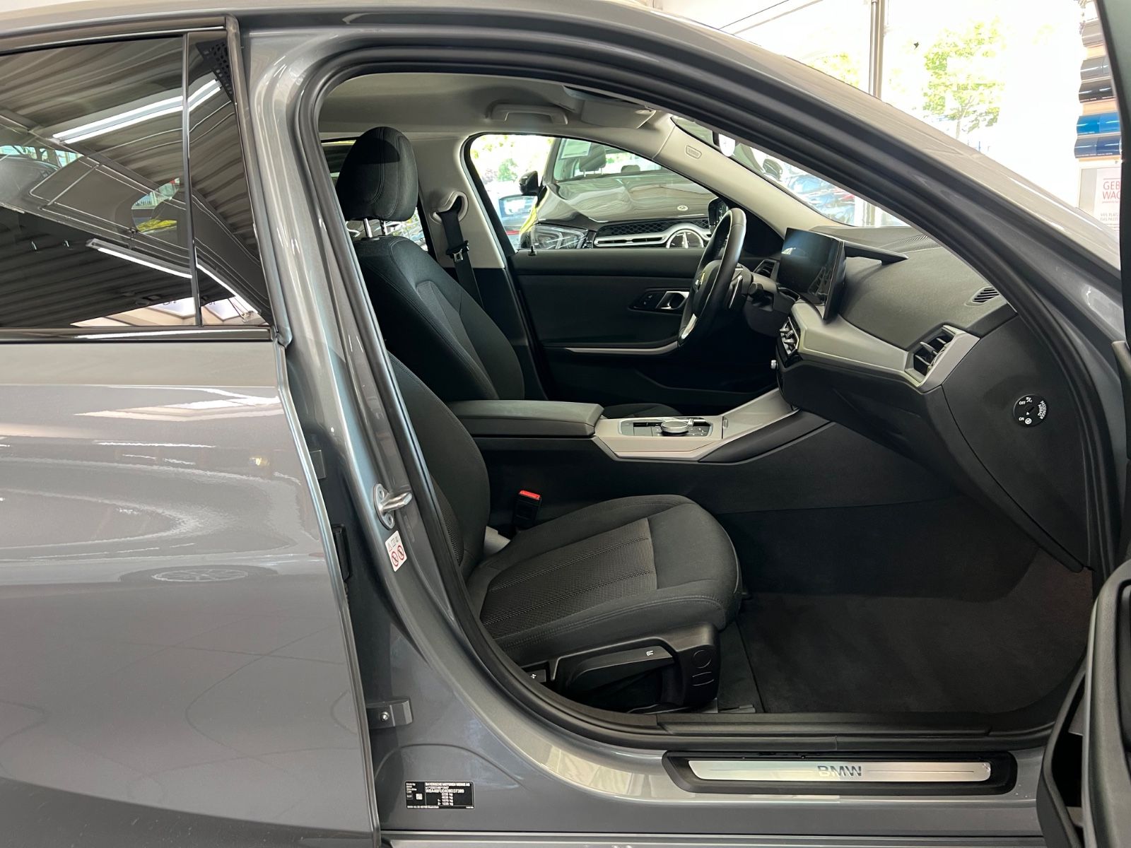 BMW 320d Lim. x Drive AHK+Driving Assist foto 16