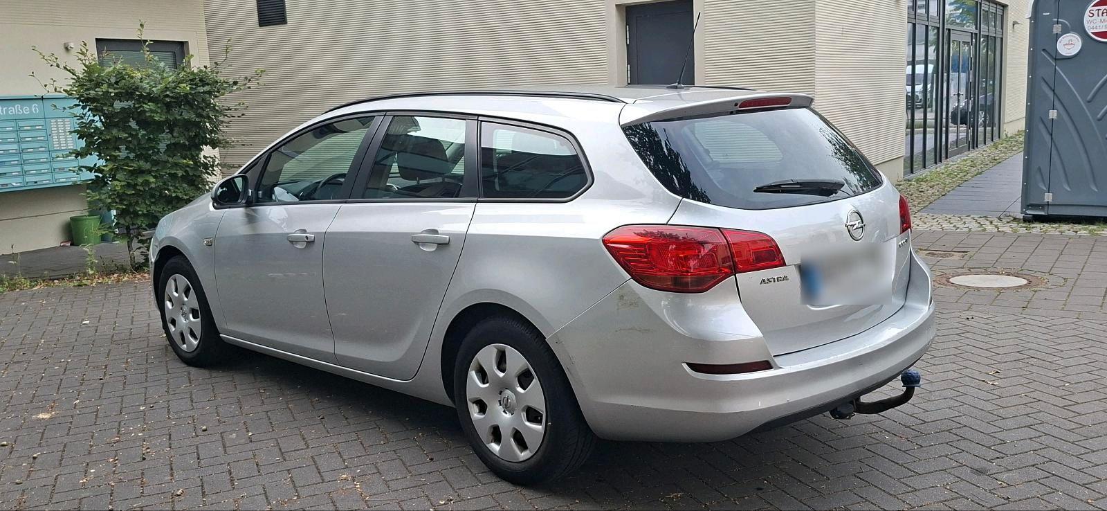 Opel Astra 2012 — interior