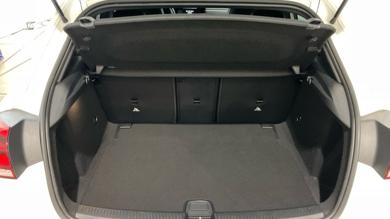 Fahrzeugabbildung Mercedes-Benz A 200d AMG LED BiColor-Leder AHK Ambi Nav Kamera