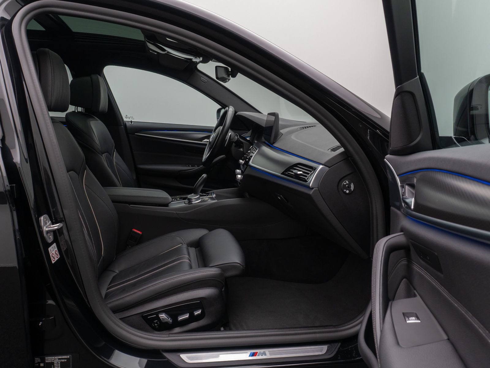 Fahrzeugabbildung BMW 540d xD M Sport DAB HUD DisplayKey Panorama HiFi