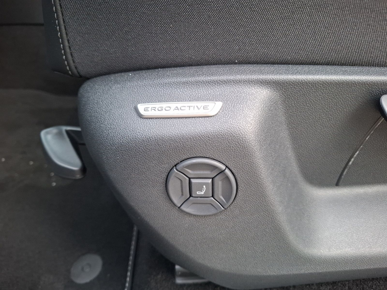 Fahrzeugabbildung Volkswagen Tiguan eTSI R-Line DSG Standhzg Matrix AHK Navi