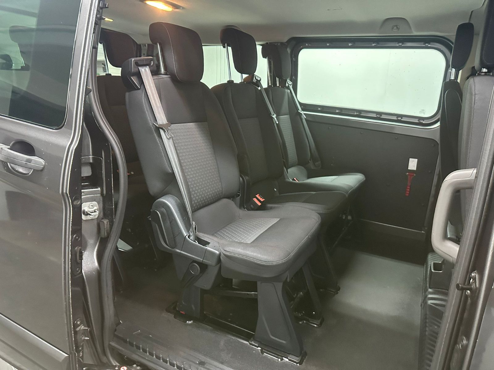 Fahrzeugabbildung Ford Transit Custom 320 L1H1*TREND*8-SITZE*NAVI*SPURH