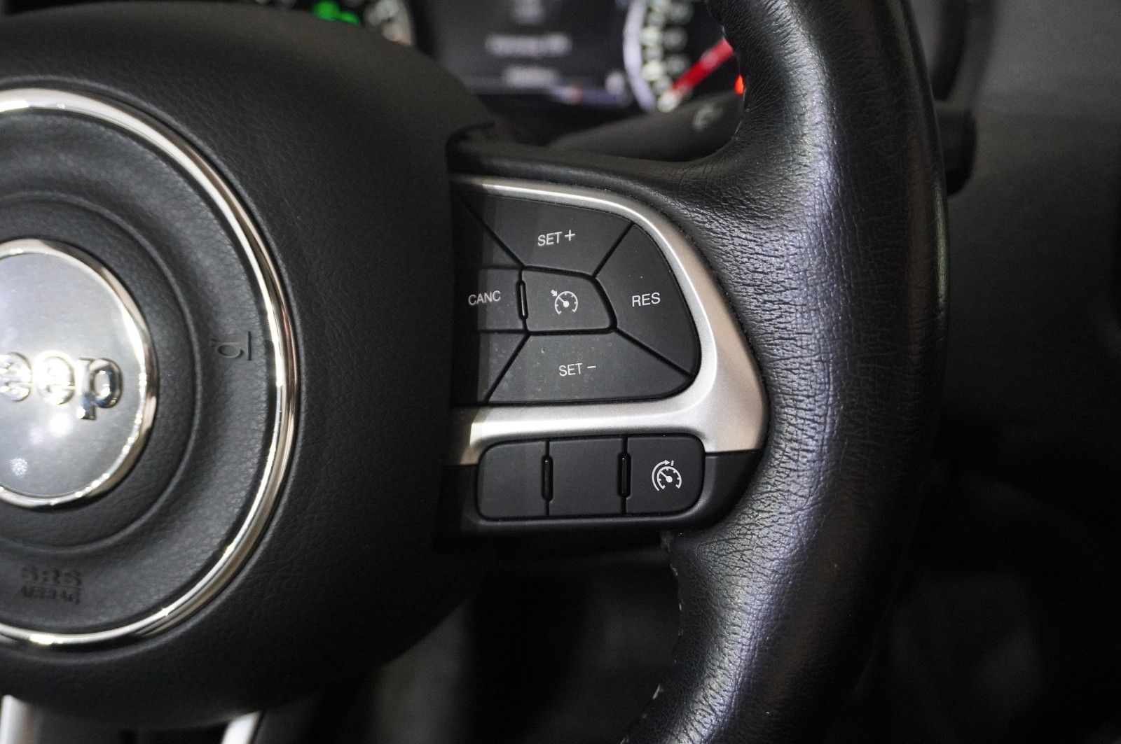 Fahrzeugabbildung Jeep Renegade 1.4 LIMITED 4WD BI-XENON/SHZ/PANO./DAB+