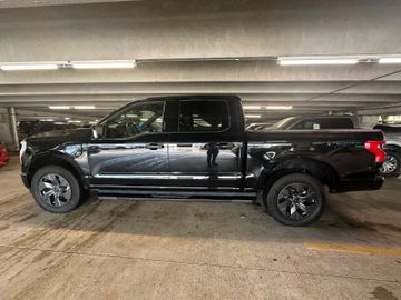 Ford F150 Lightning Lariat grosse Batterie im Vorlauf
