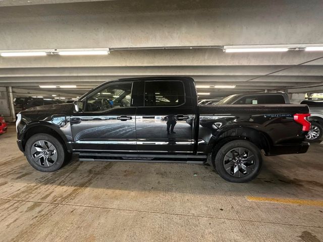 Ford F150 Lightning Lariat grosse Batterie im Vorlauf