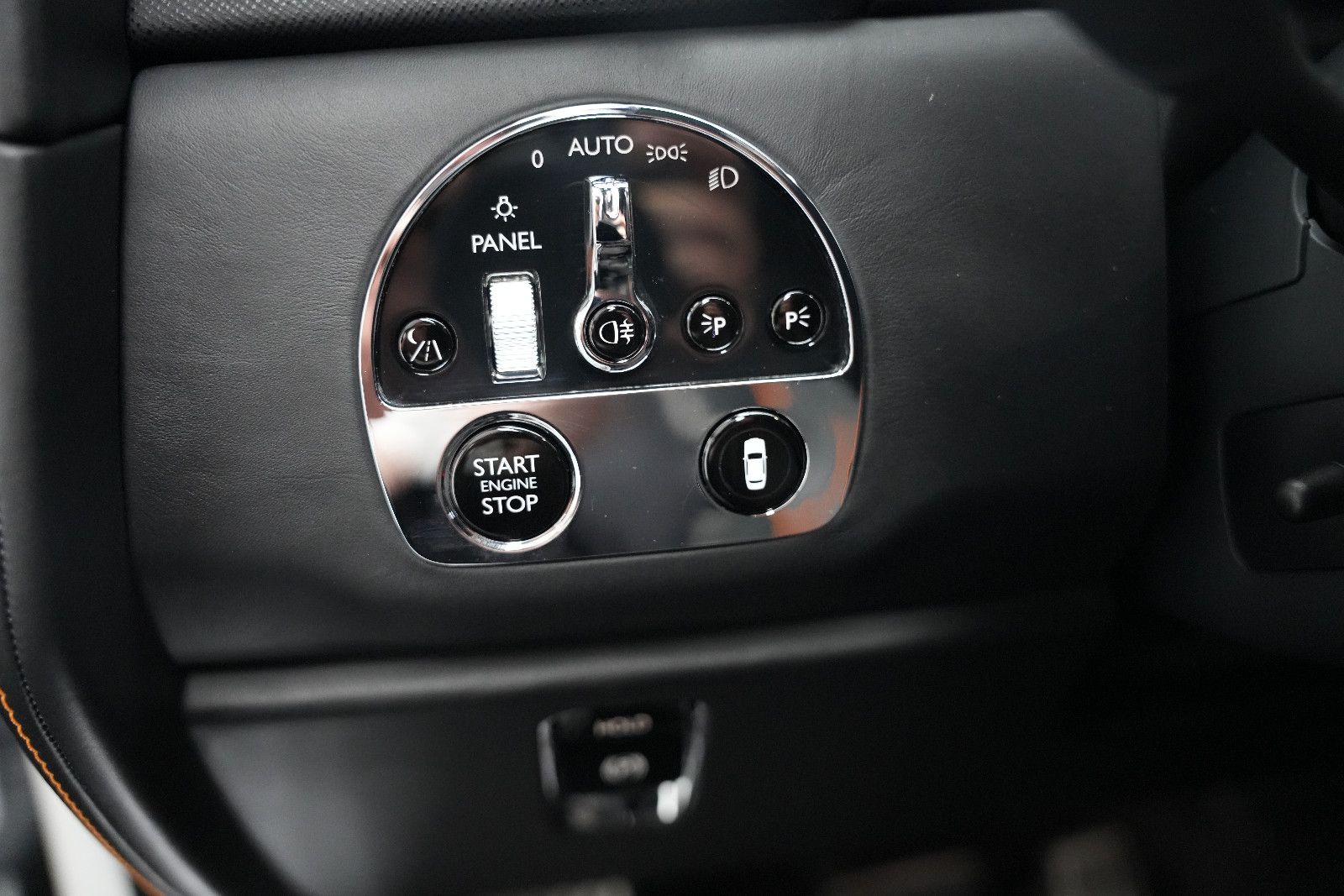 Fahrzeugabbildung Rolls-Royce Cullinan/NOVITEC/WIDEBODY/24''/FOND-TV/STERNEHIM