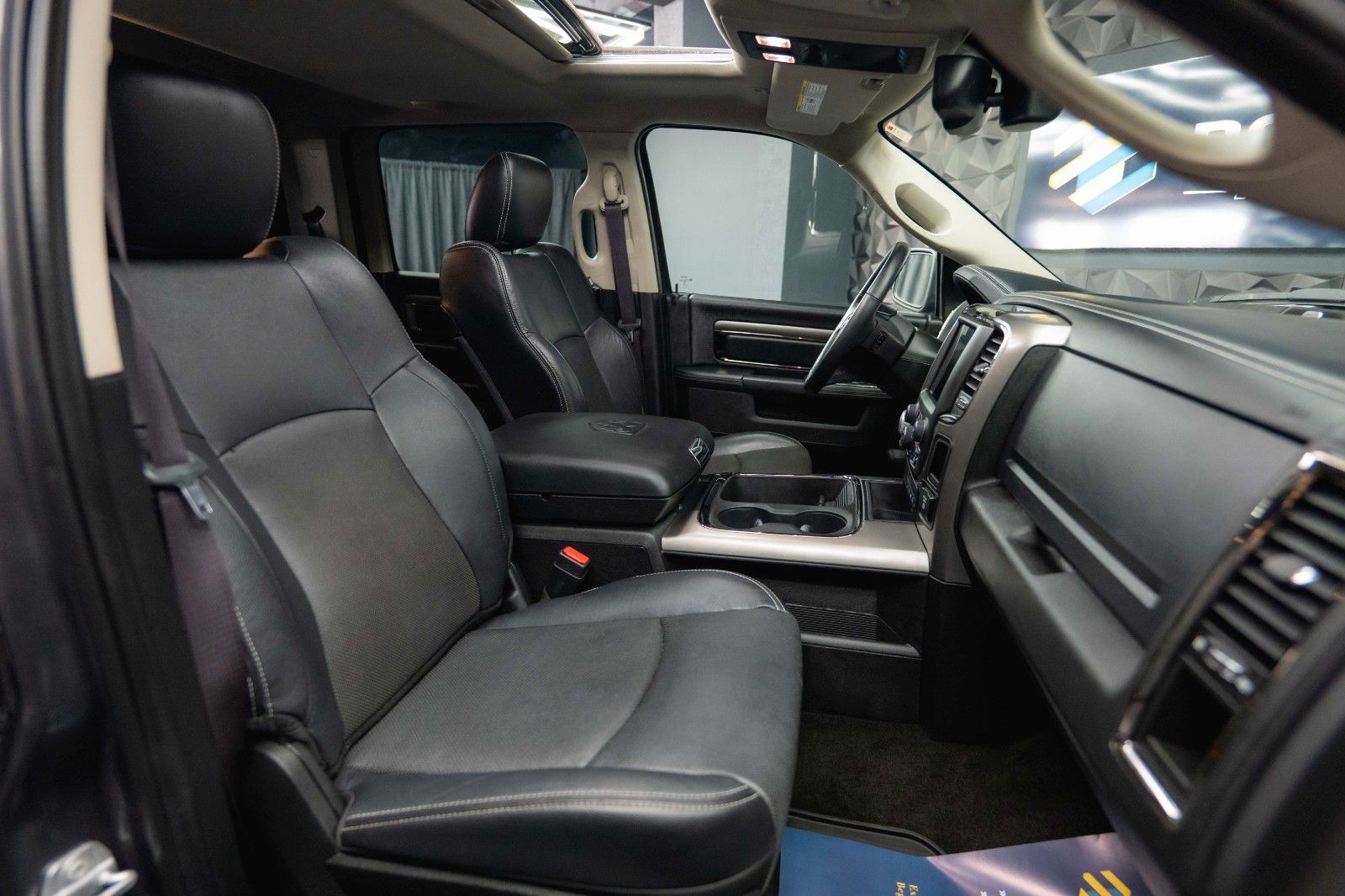 Fahrzeugabbildung Dodge RAM 5.7 V8 HEMI 4x4 Sport OFFROAD NightPaket 19%