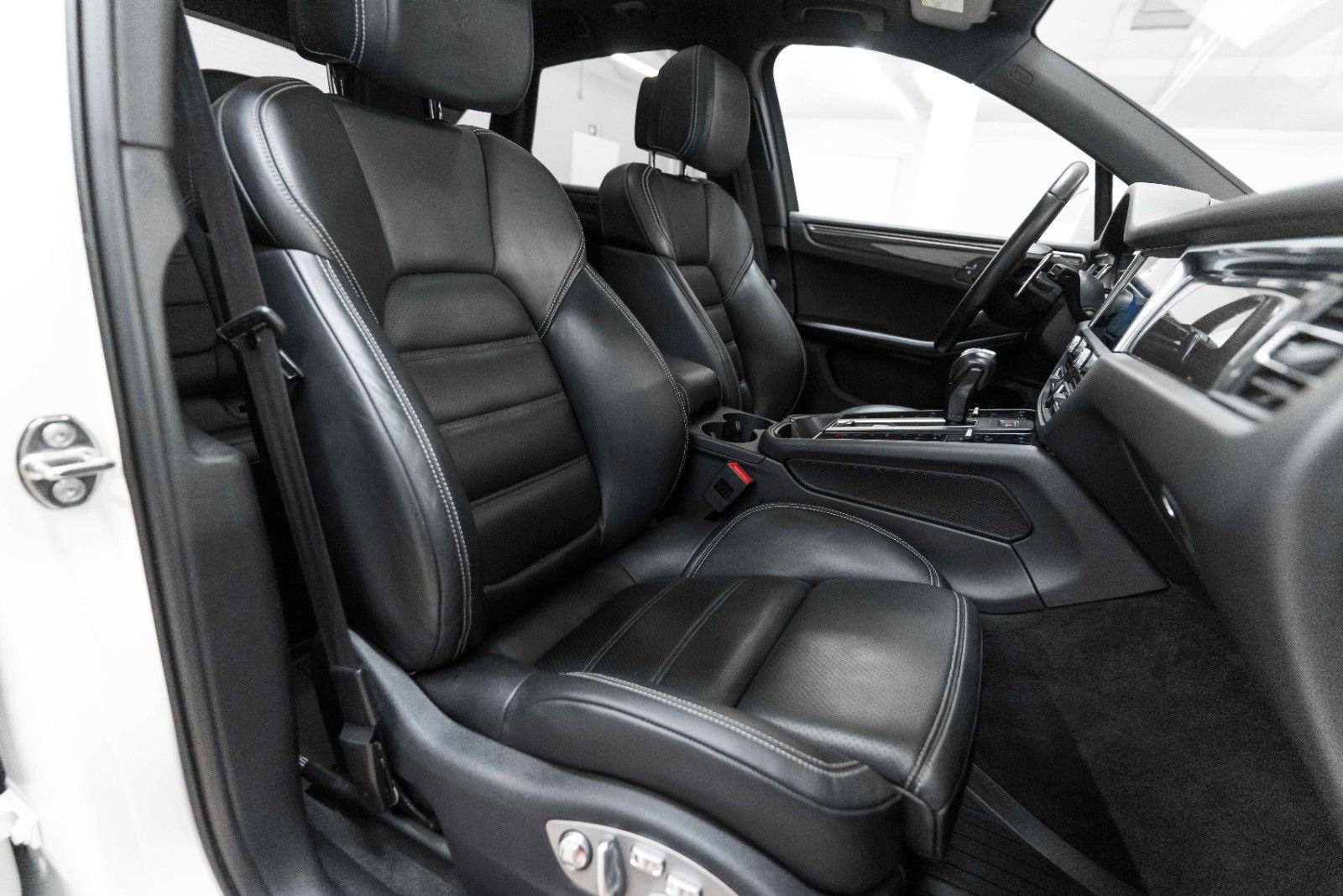 Fahrzeugabbildung Porsche Macan 2.0L ACC BOSE PANO PDLS KAM LED CARPLAY