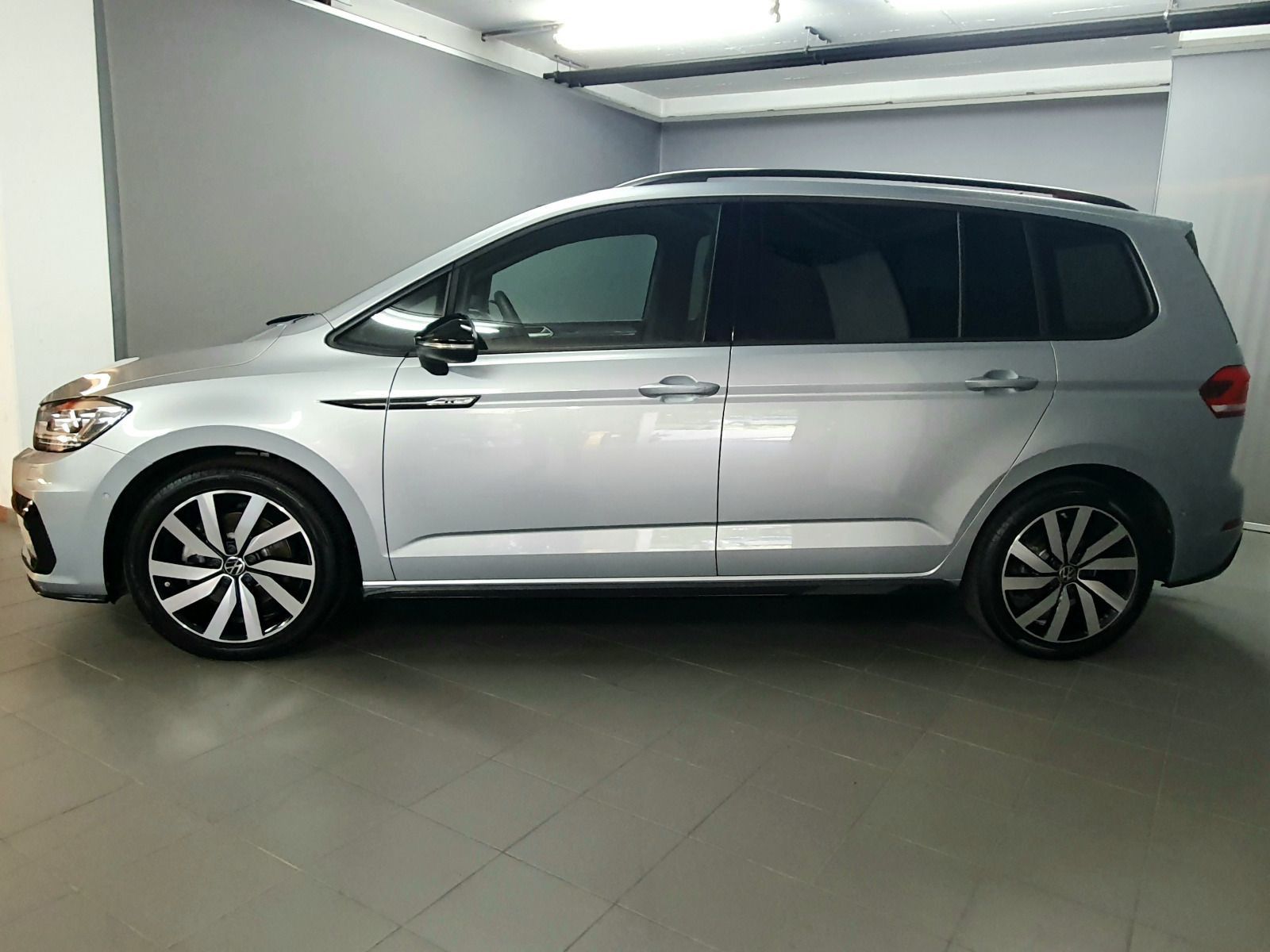 Volkswagen Touran 2.0TDI DSG R-Line 7-Sitz Standhz Pano AHK foto 2
