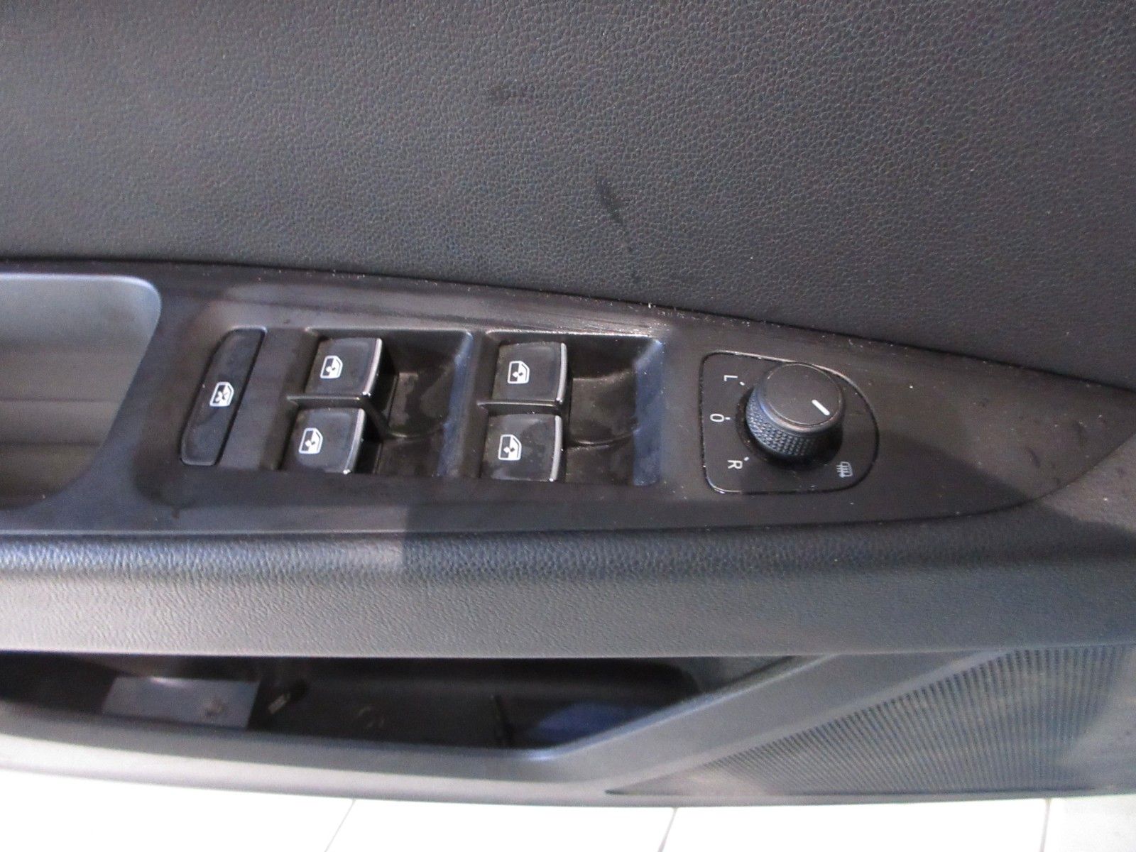 Fahrzeugabbildung SEAT Leon 1.8T FR LED/SHZ/PDC/18"ALU/TEMPOMAT