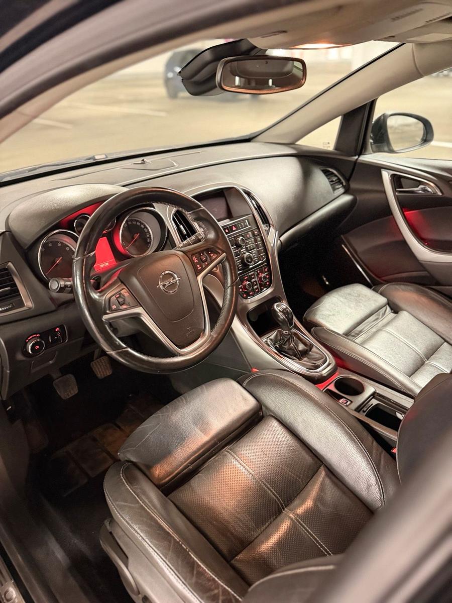 Opel Astra 2011 — photo 9