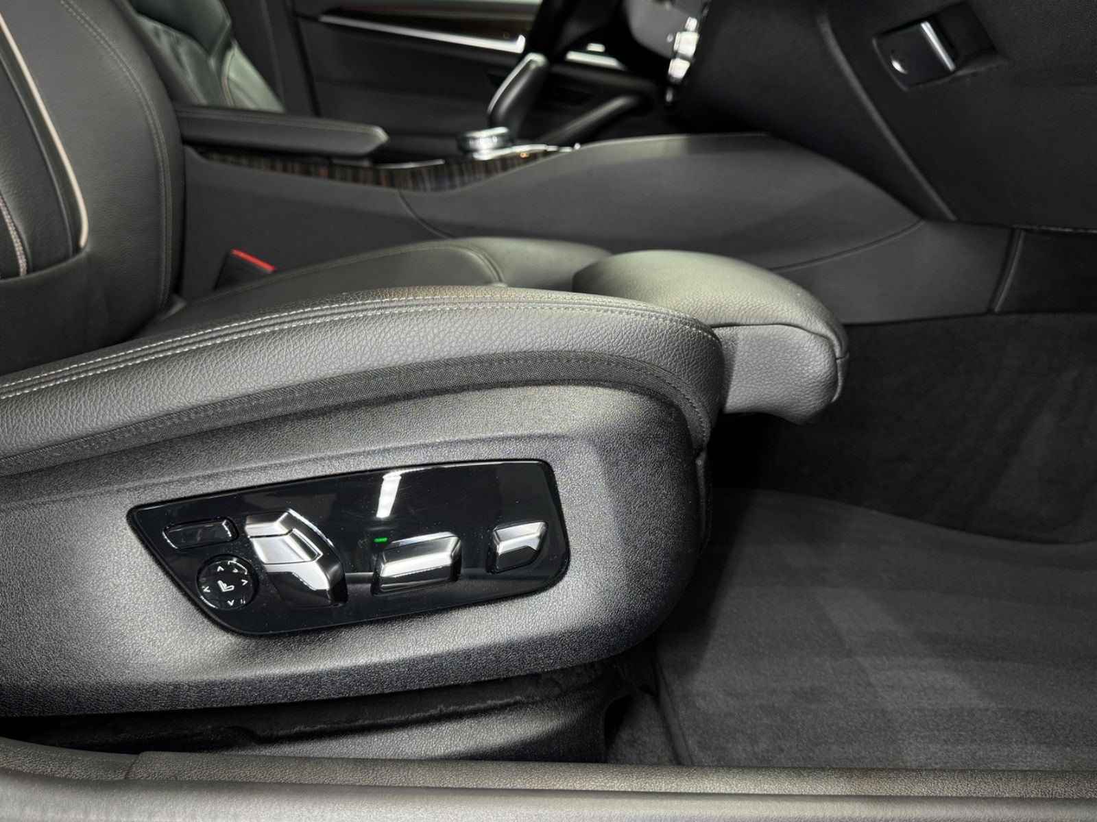 Fahrzeugabbildung BMW M550d xDrive Touring|PANO|NAVI|AHK|1.HAND