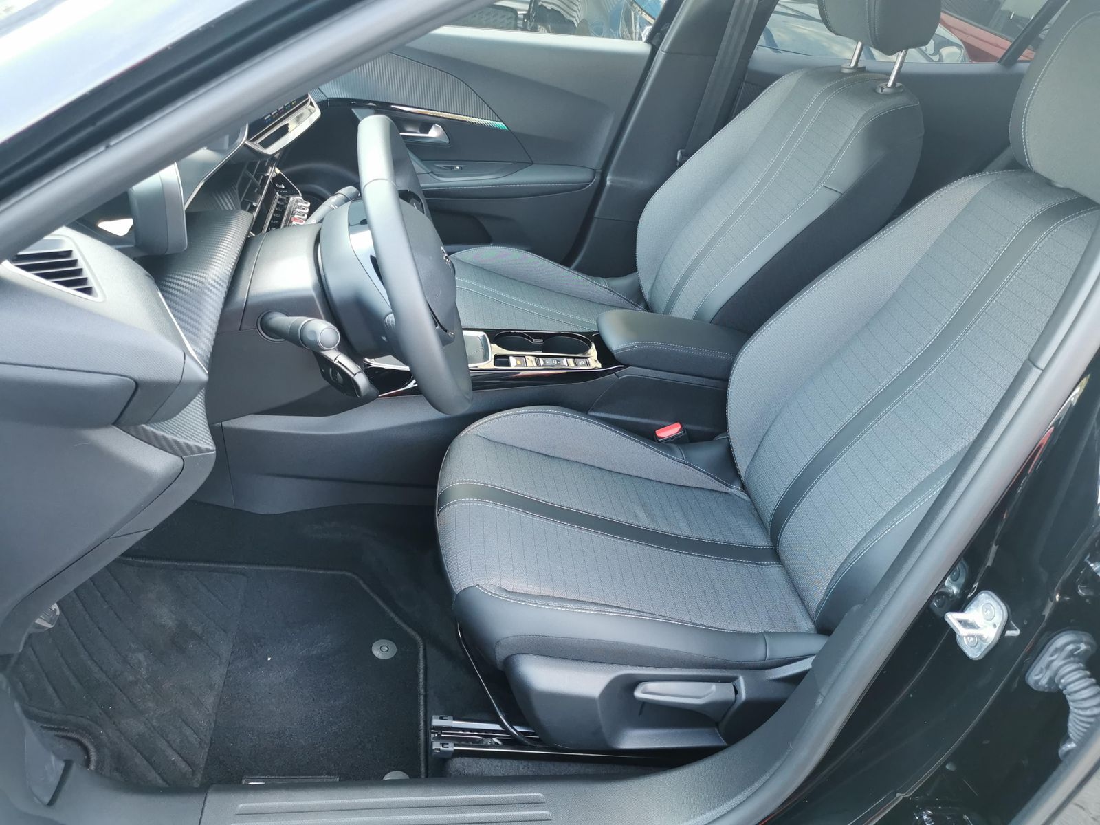 Fahrzeugabbildung Peugeot 2008 1.2 PureTech 130, Allure Pack