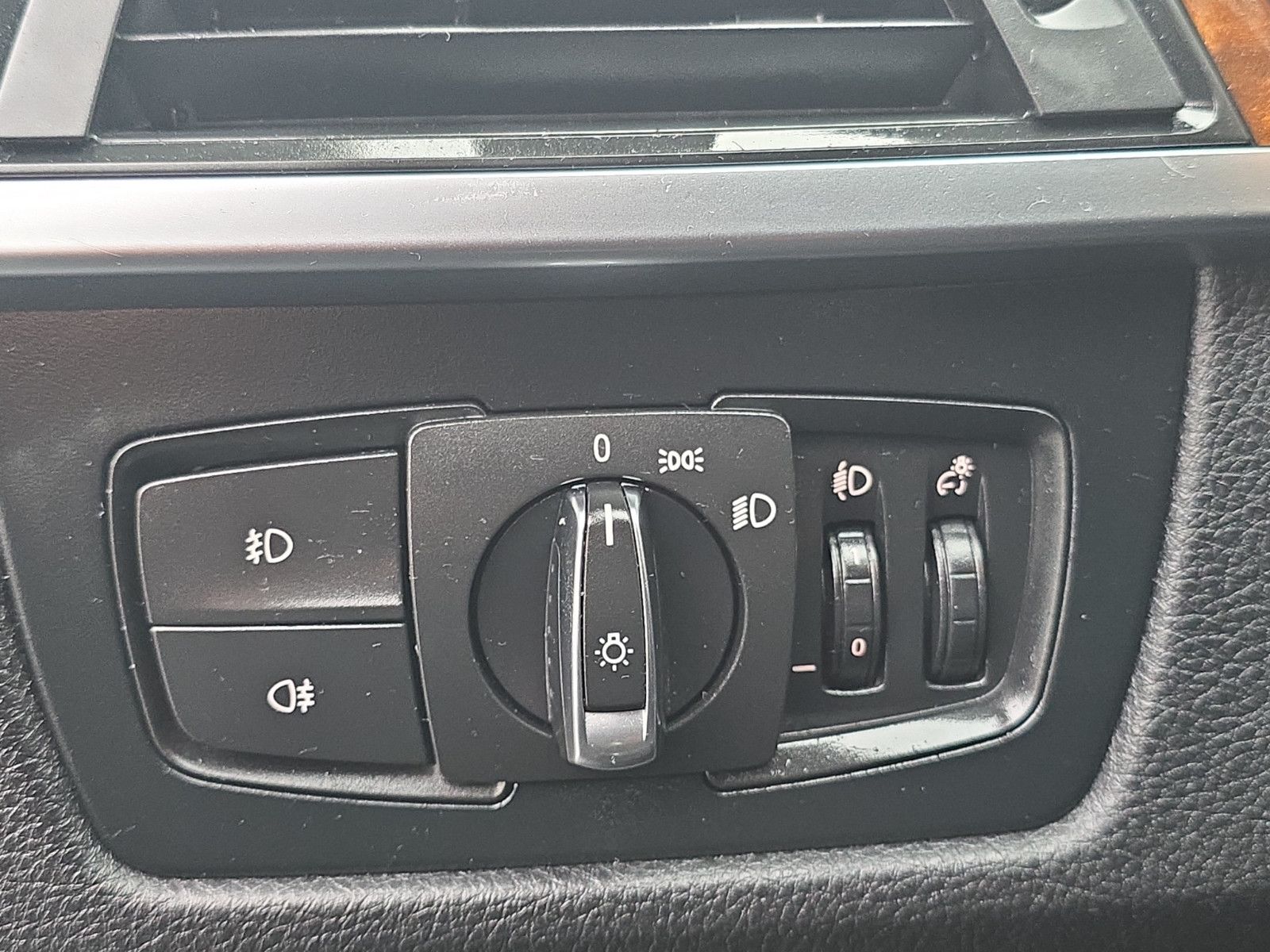 Fahrzeugabbildung BMW 320 i+NAVI BUSINES+PDC+SHZ