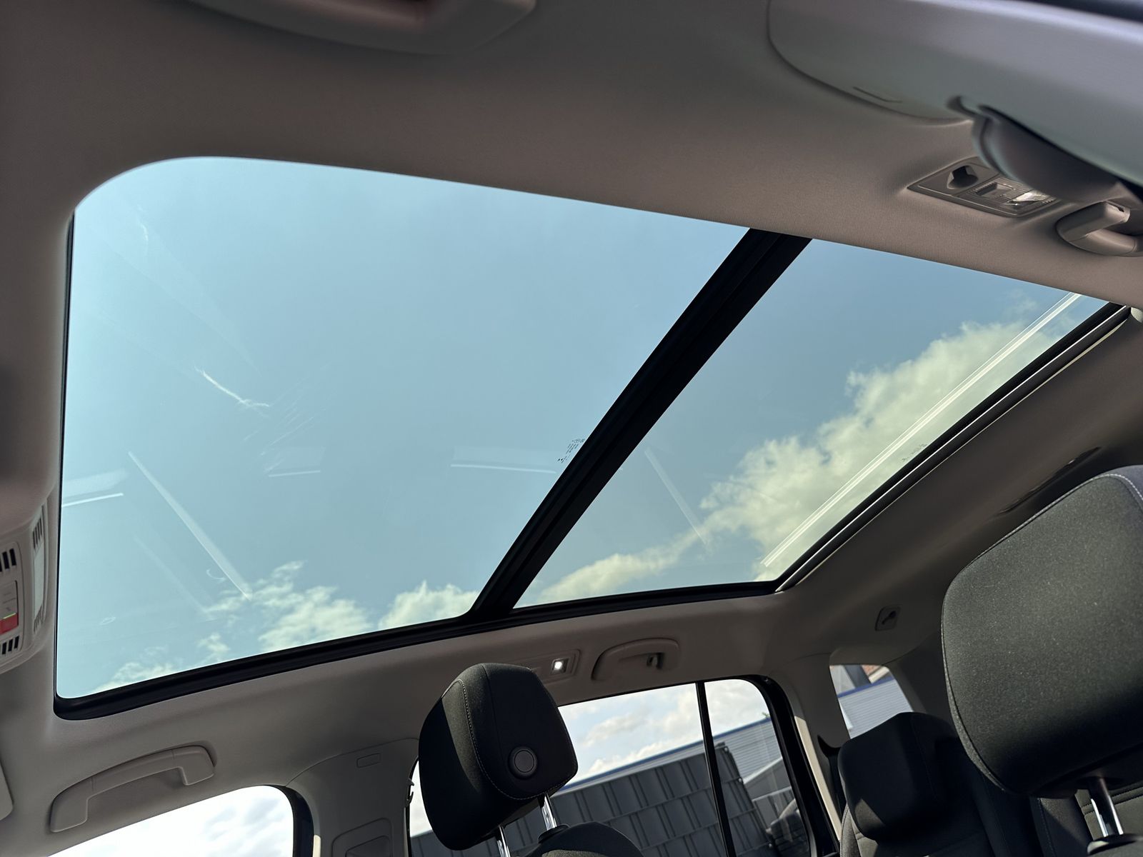 Fahrzeugabbildung Volkswagen Touran 2.0 TDI DSG Highline NAV+LED+ACC+PANORAMA