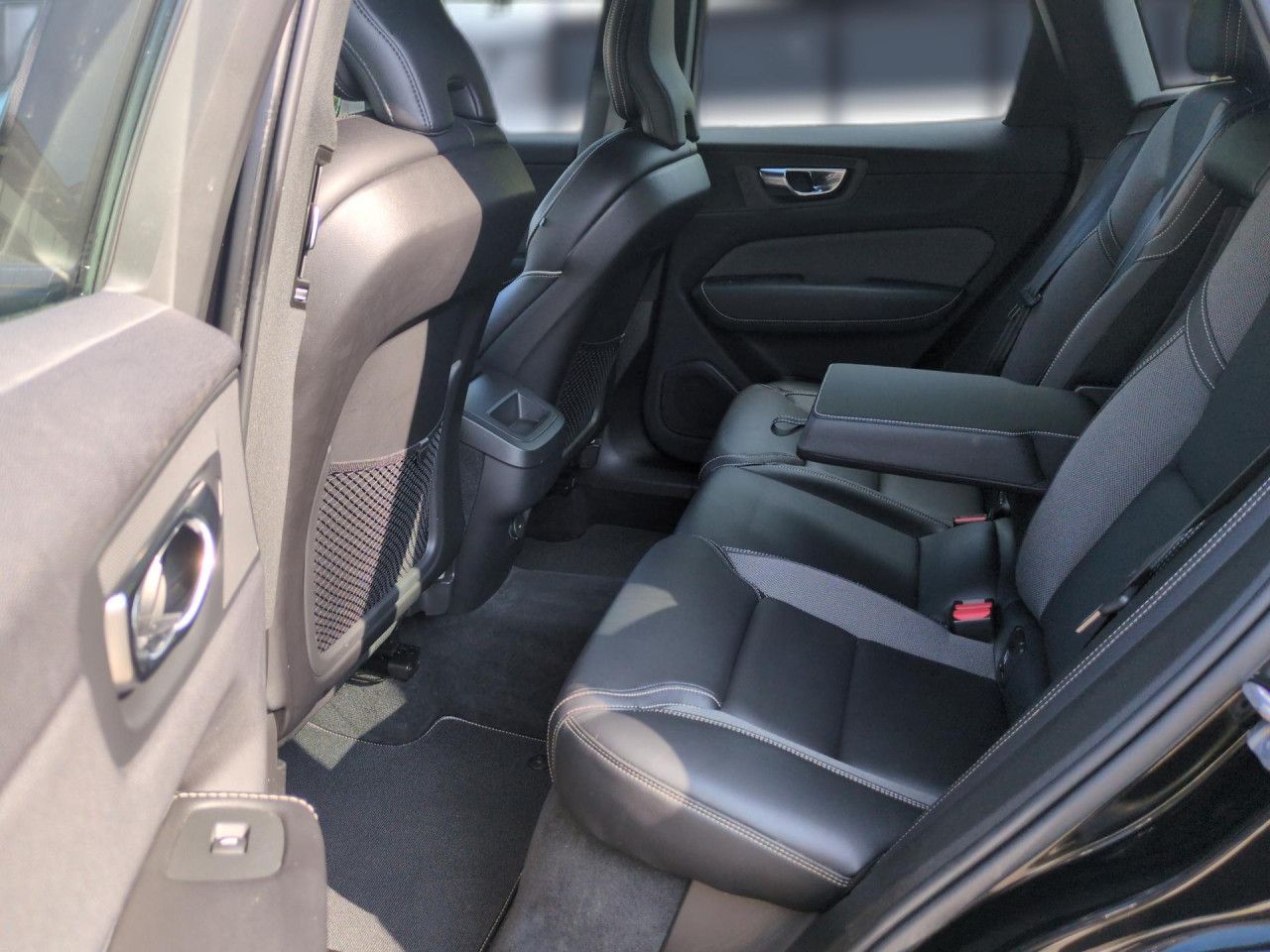 Volvo XC60 B4 (Benzin) R-Design 2WD Automatik Navi LED foto 15