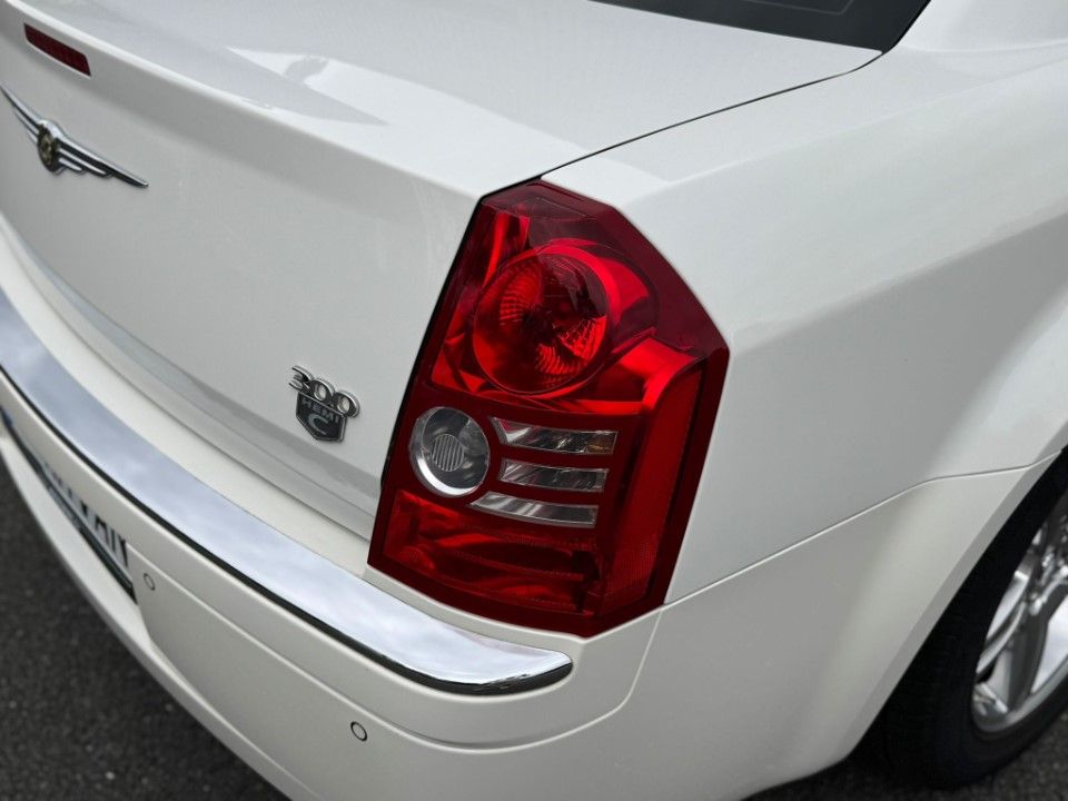 Fahrzeugabbildung Chrysler 300C 5.7 V8 Hemi 2 Hand Leder Navi 8 Fach