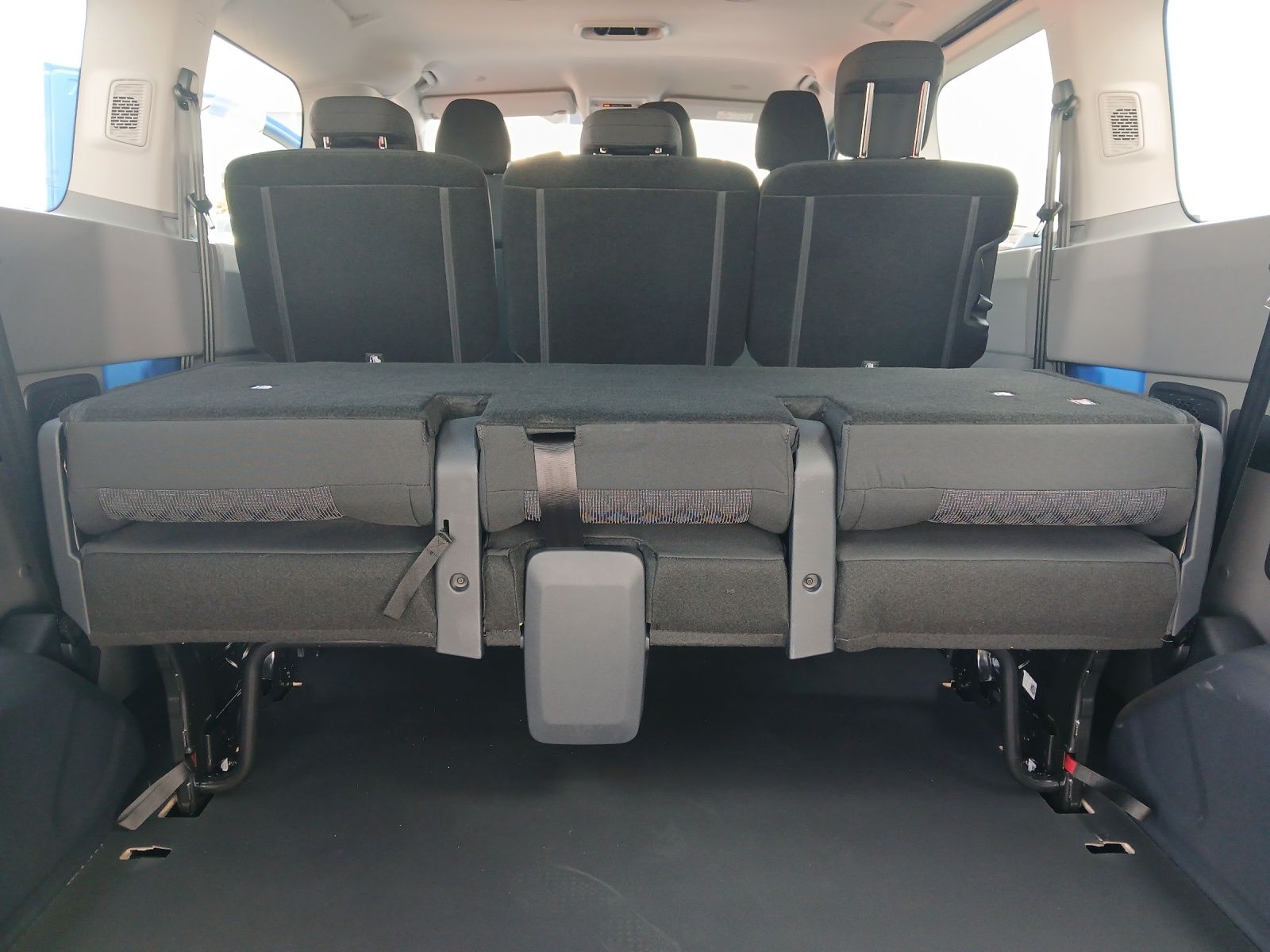 Fahrzeugabbildung Volkswagen T7 Transporter Kombi TDI LR KLIMA RFK PDK