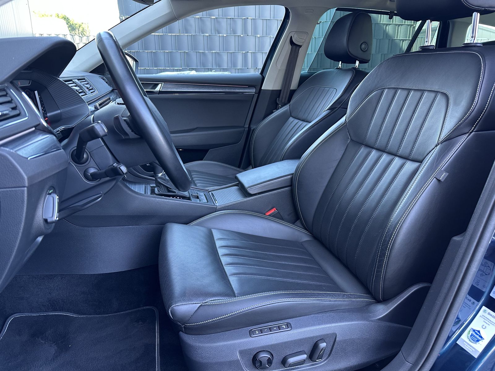 Fahrzeugabbildung SKODA Superb Combi 2.0 TDI Premium Edition NAV+LED+AHK