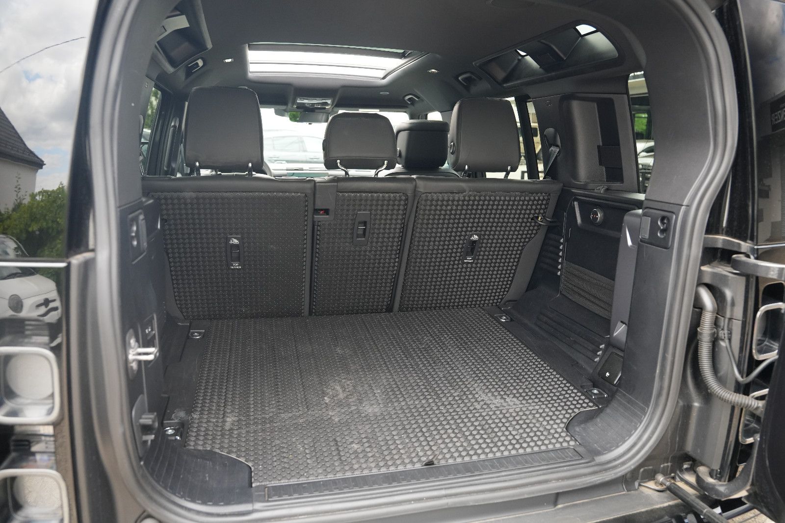 Fahrzeugabbildung Land Rover Defender 110 V8 *Panorama*HUD*Meridian*360°KAM*