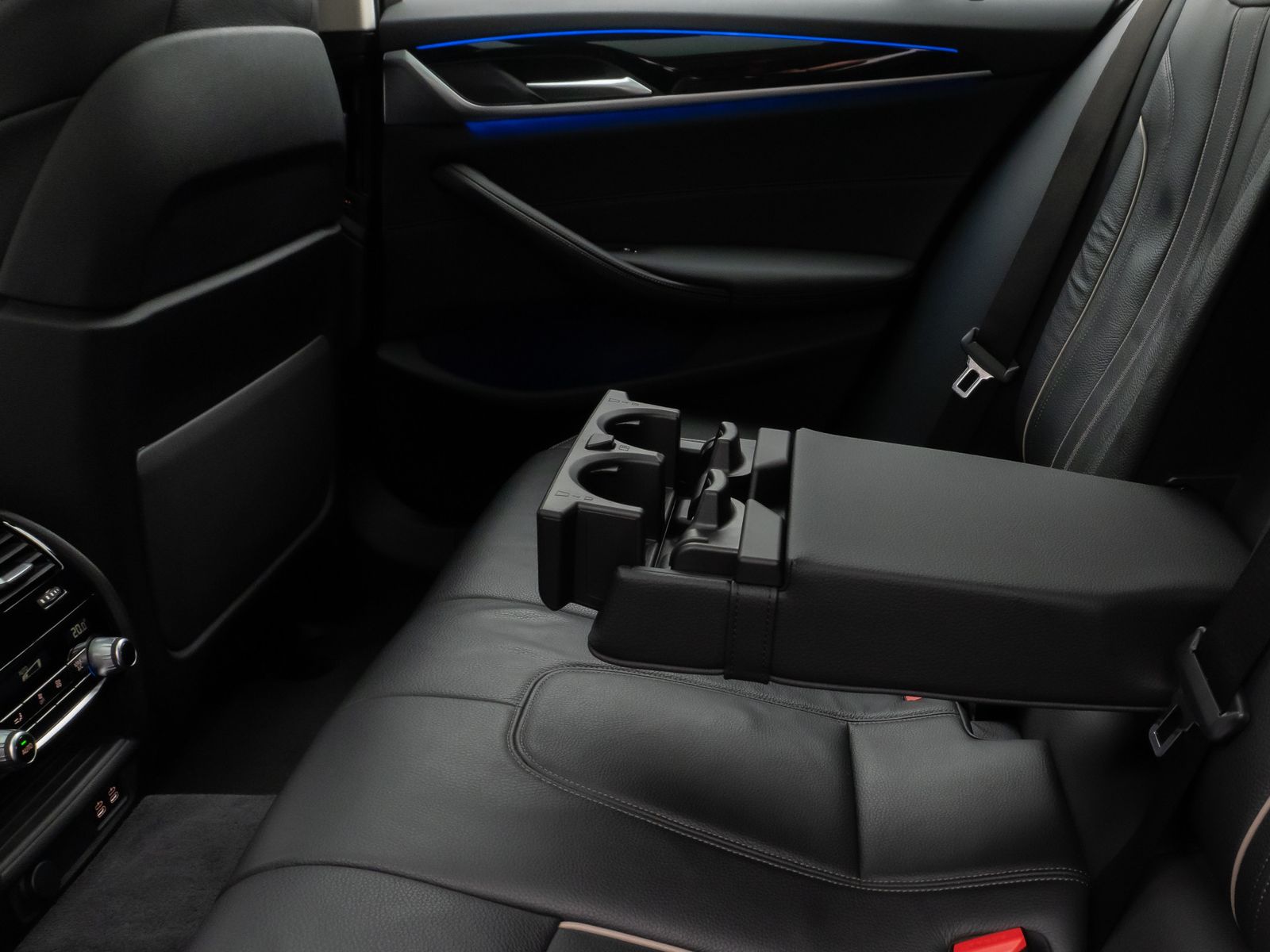 Fahrzeugabbildung BMW 530d Panorama Laser Kamera HUD DAB HiFi Komfort