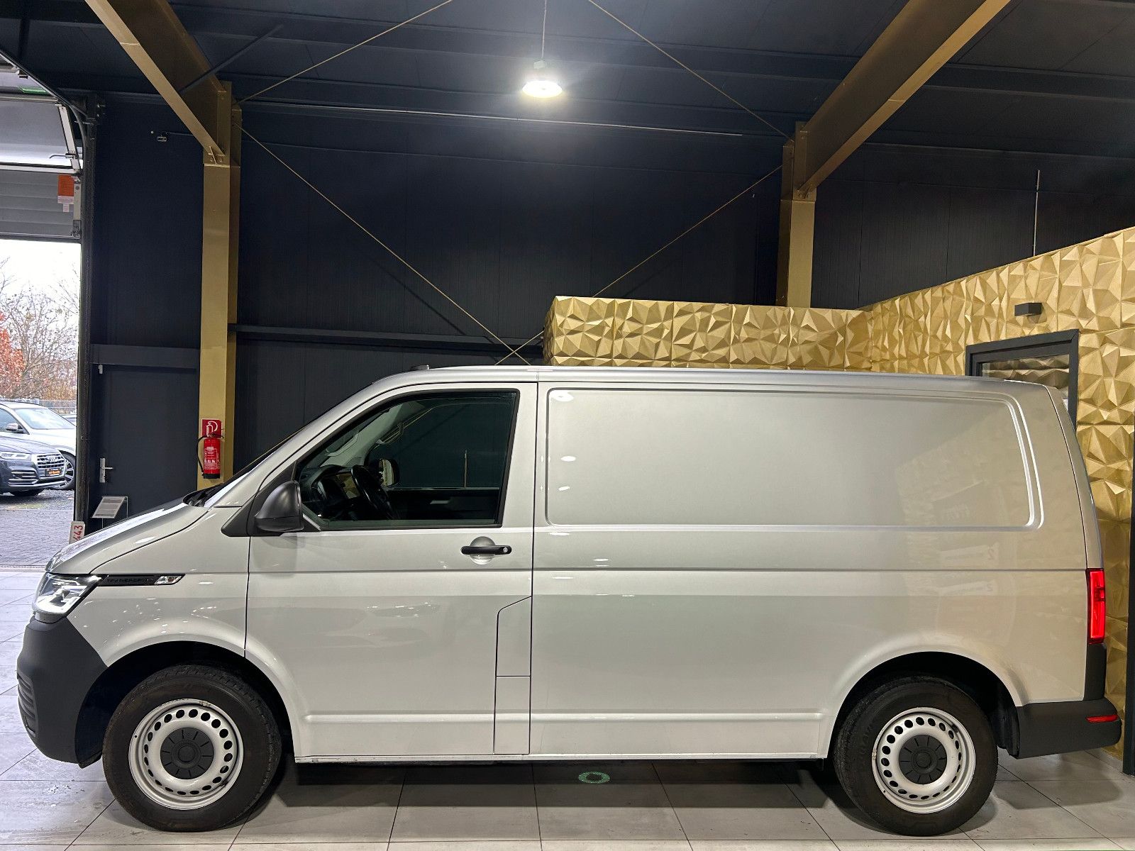 Fahrzeugabbildung Volkswagen T6.1 Transporter  Kasten FWD/APPLE/3-SITZ/ACC/