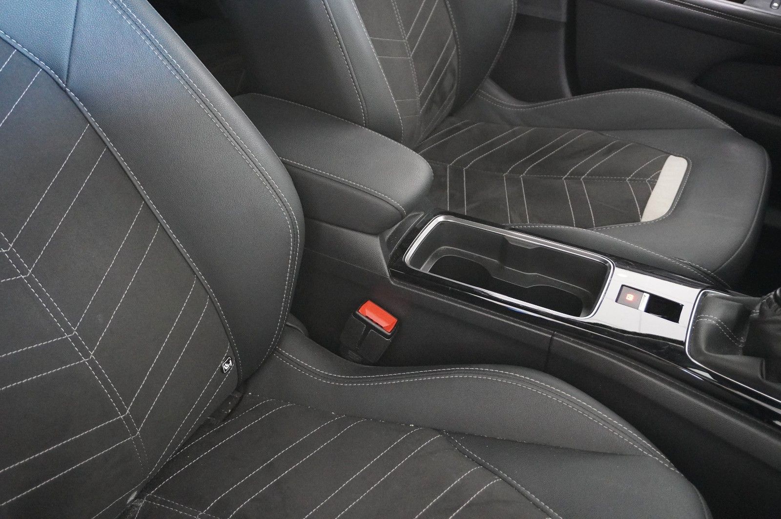 Fahrzeugabbildung Opel Mokka 1.2T ULTIMATE NAVI/LED/KAMERA/SPORT/SH/DAB
