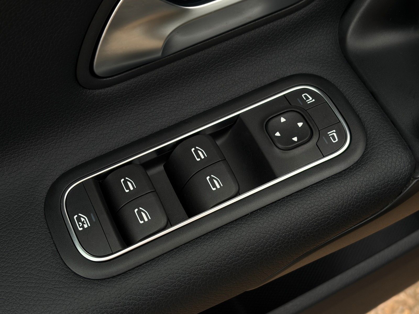 Fahrzeugabbildung Mercedes-Benz CLA 180 SB SHZ LKA TEMP MBUX Navi Wifi CarPlay