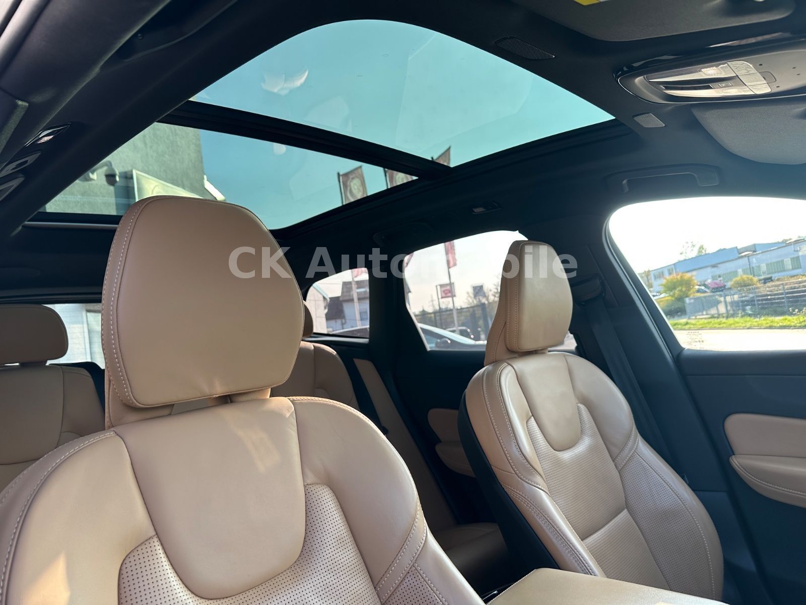 Fahrzeugabbildung Volvo XC60 B5 UltimateBright AWD/Head-Up/Pano/360°/AHK