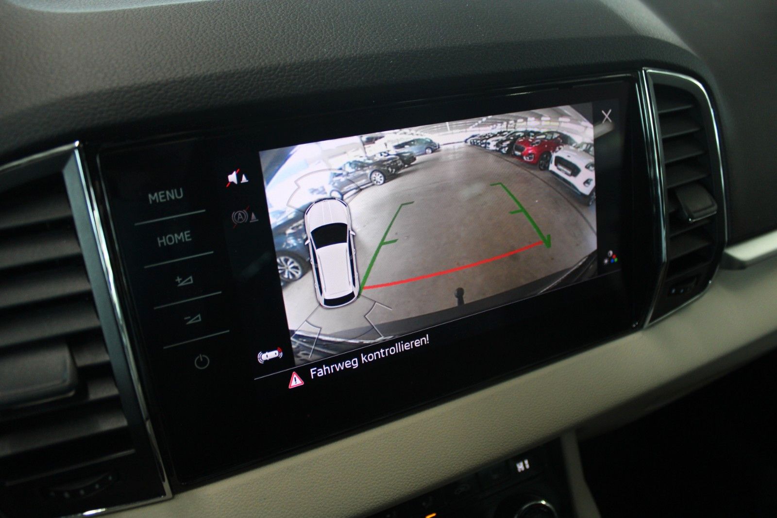 Fahrzeugabbildung SKODA Karoq 1.5 TSI ACT DSG Style LED AHK NAVI WinterP