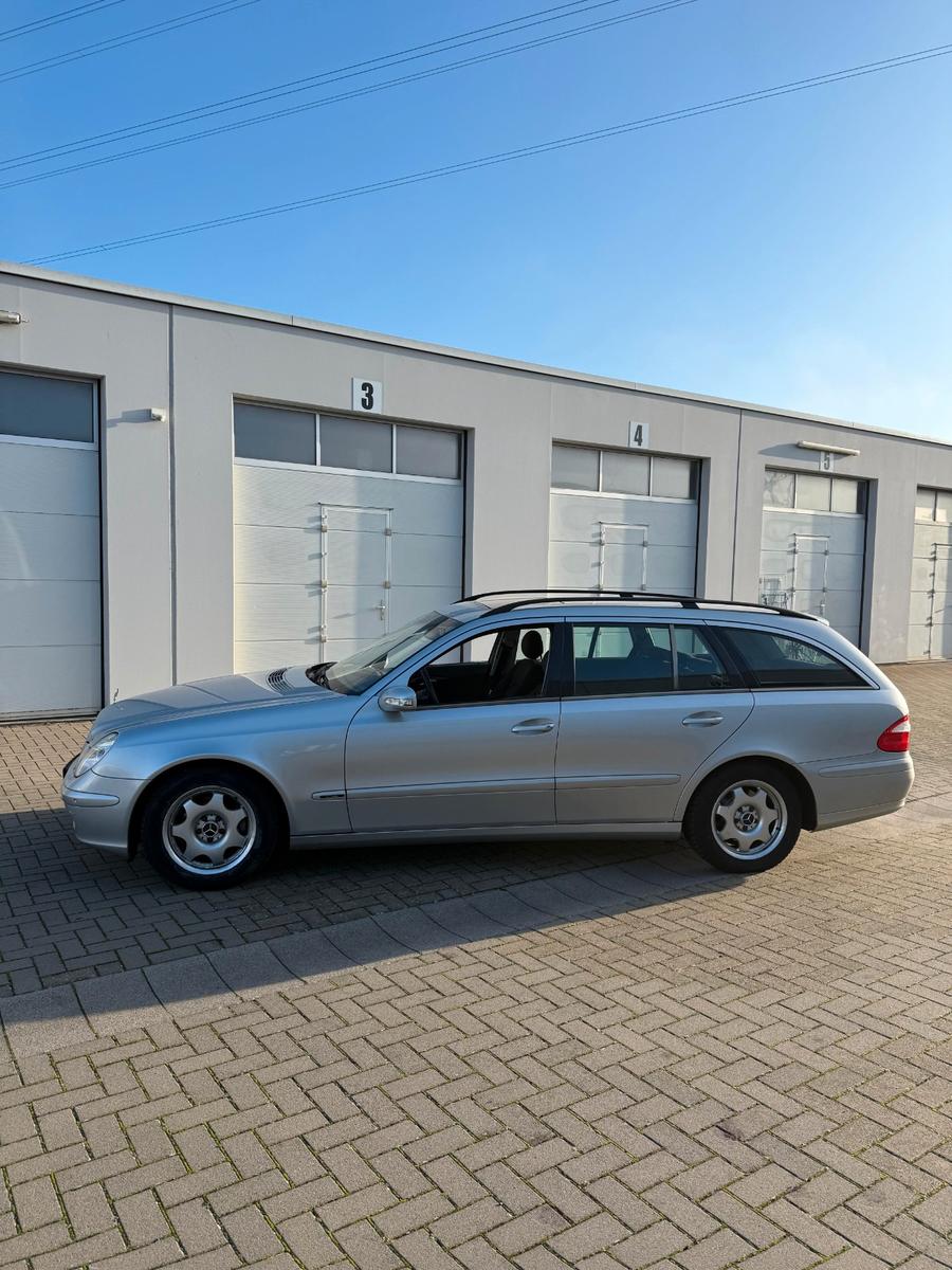 Mercedes-Benz E220 2005 — rear view