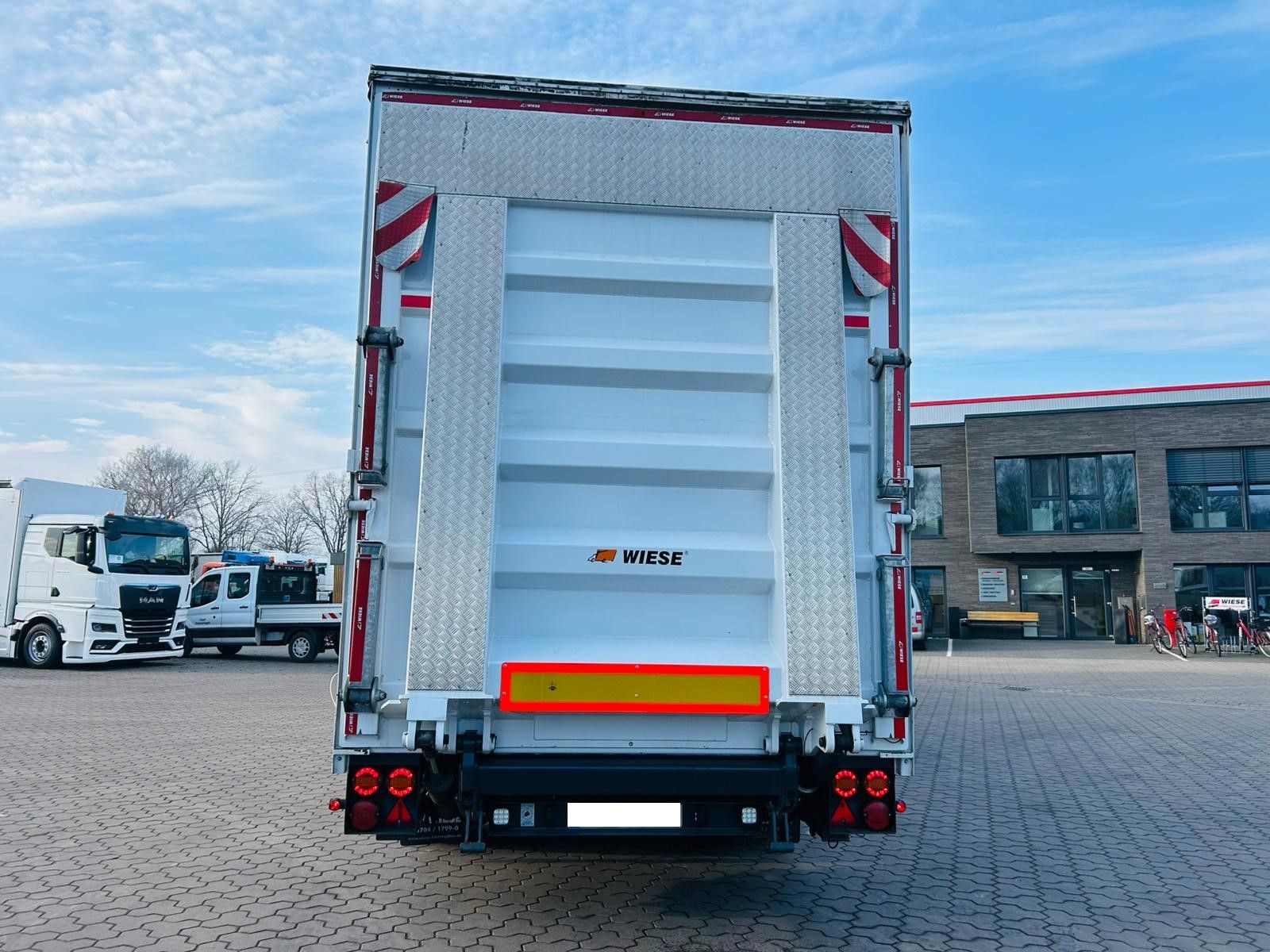 Fahrzeugabbildung Andere Mega Gabelstaplertransporter Ladebordwand9t