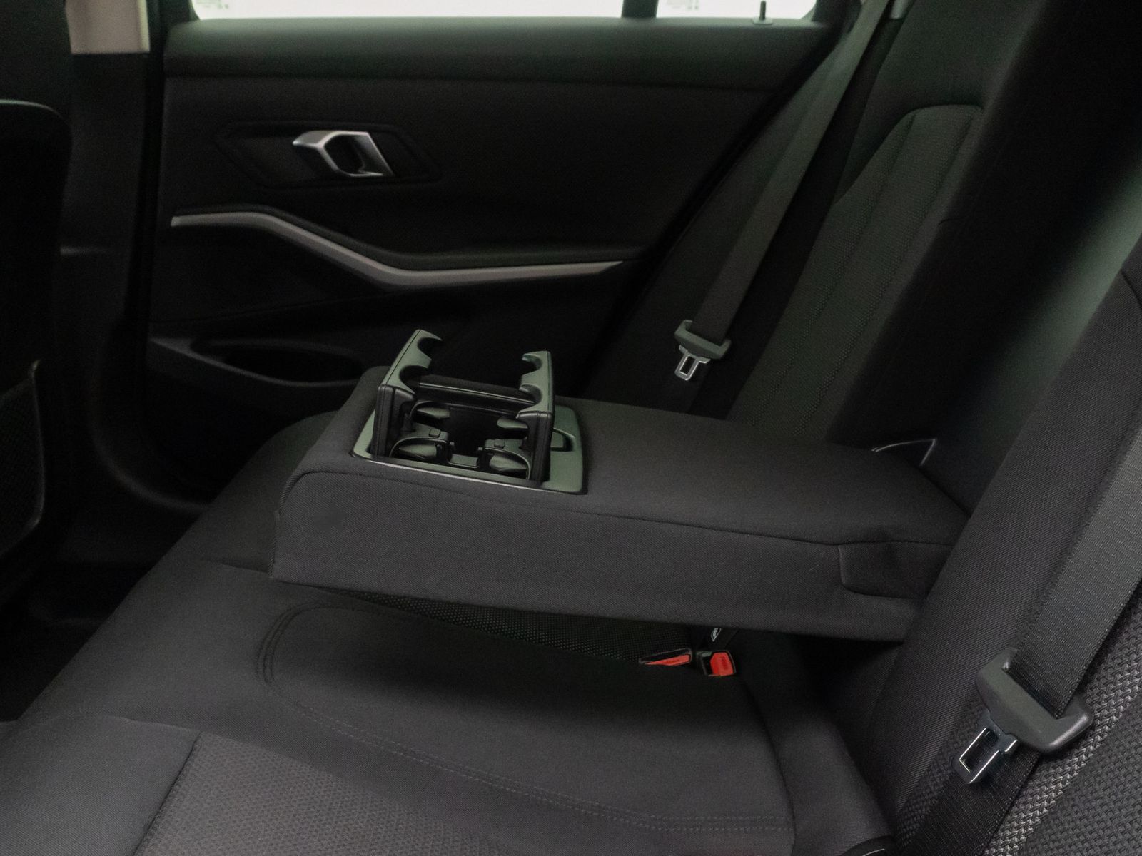Fahrzeugabbildung BMW 320e HUD Alarm DAB Kamera GeschwindigReg Widscre