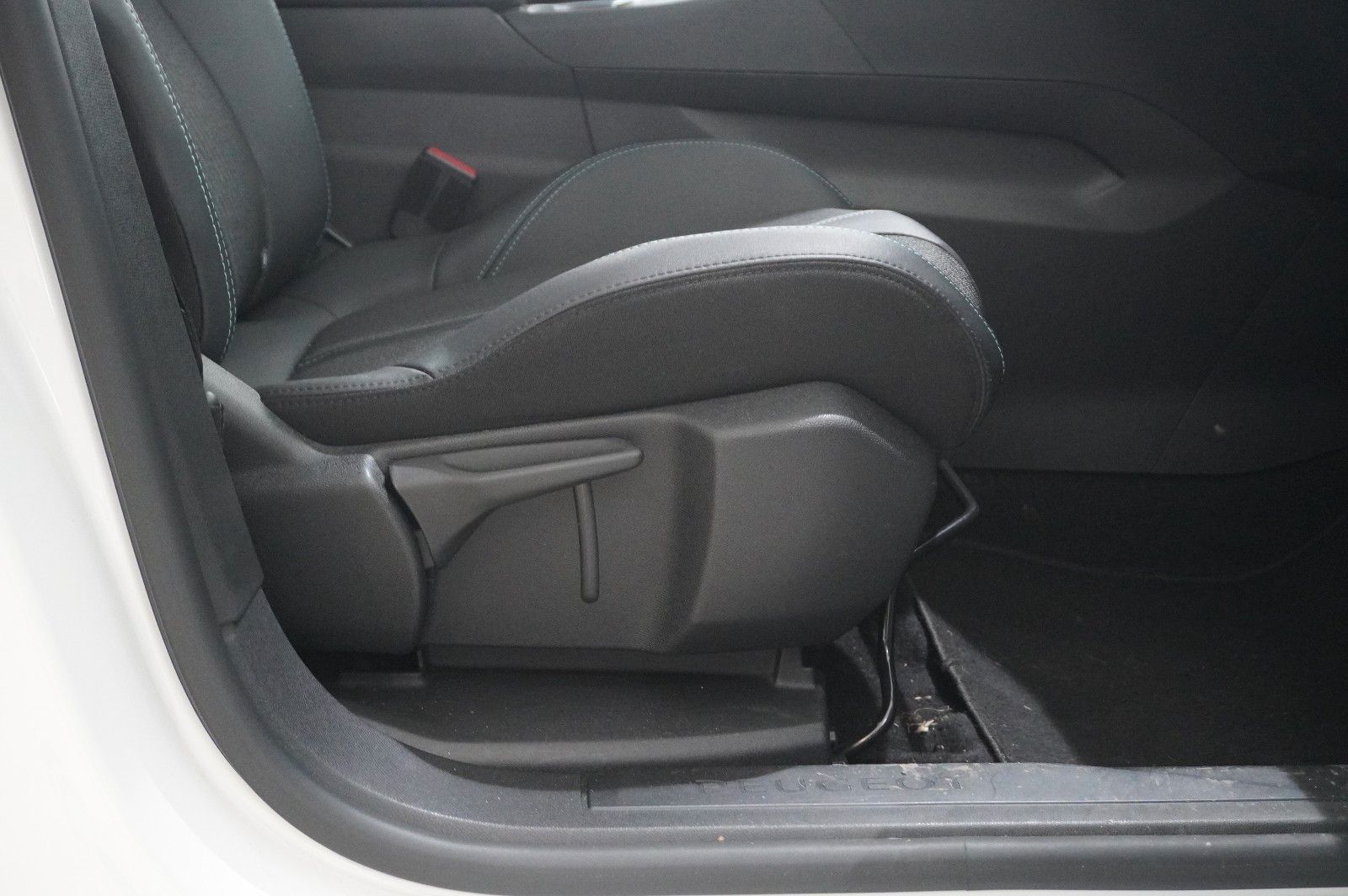Fahrzeugabbildung Peugeot 3008 Hybrid PHEV ALLURE NAVI/LED/KAMERA/SHZ/AHK