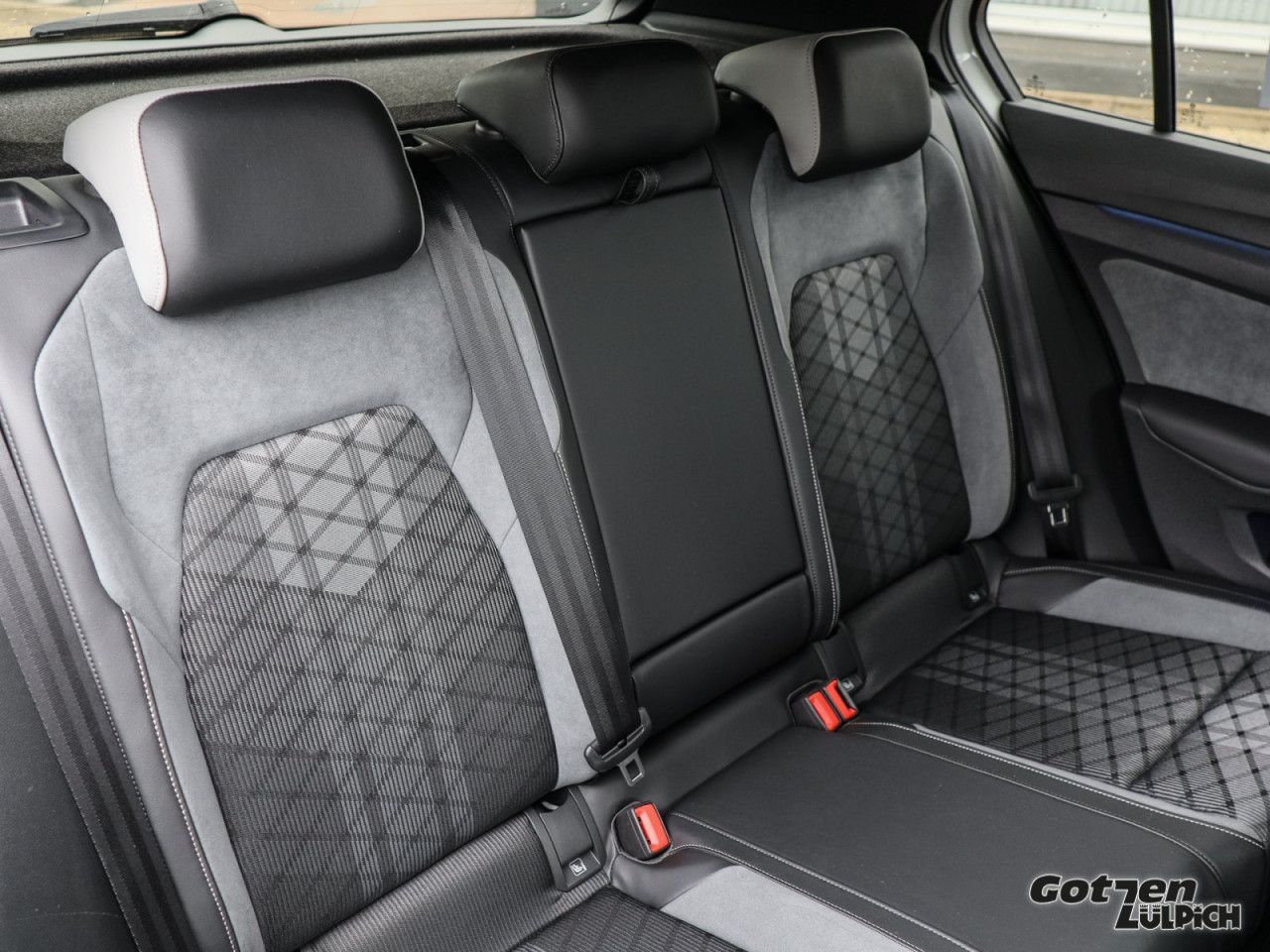 Fahrzeugabbildung Volkswagen Golf VIII R-Line 1.5 eTSI DSG Klima Navi LED