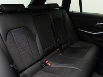 Fahrzeugabbildung BMW 330e Tour M Sport Komfortzugang Kamera 18"M LMR