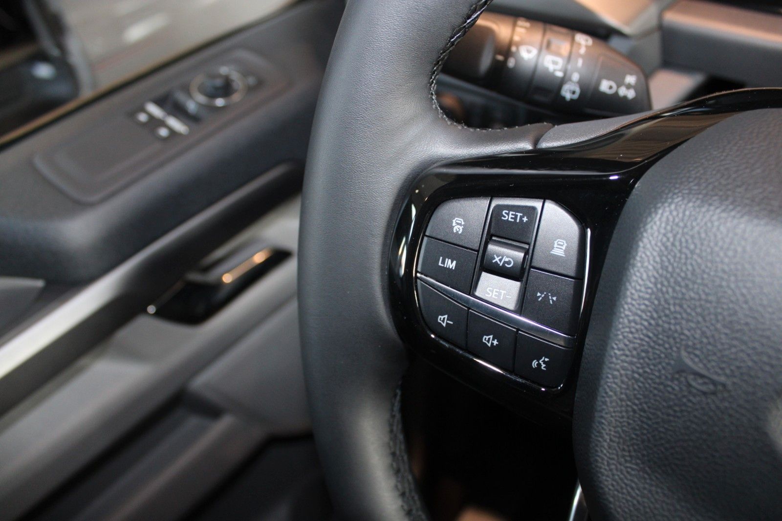 Fahrzeugabbildung Ford NUGGET L1 Titanium MARKISE + Aufstelldach SOFORT