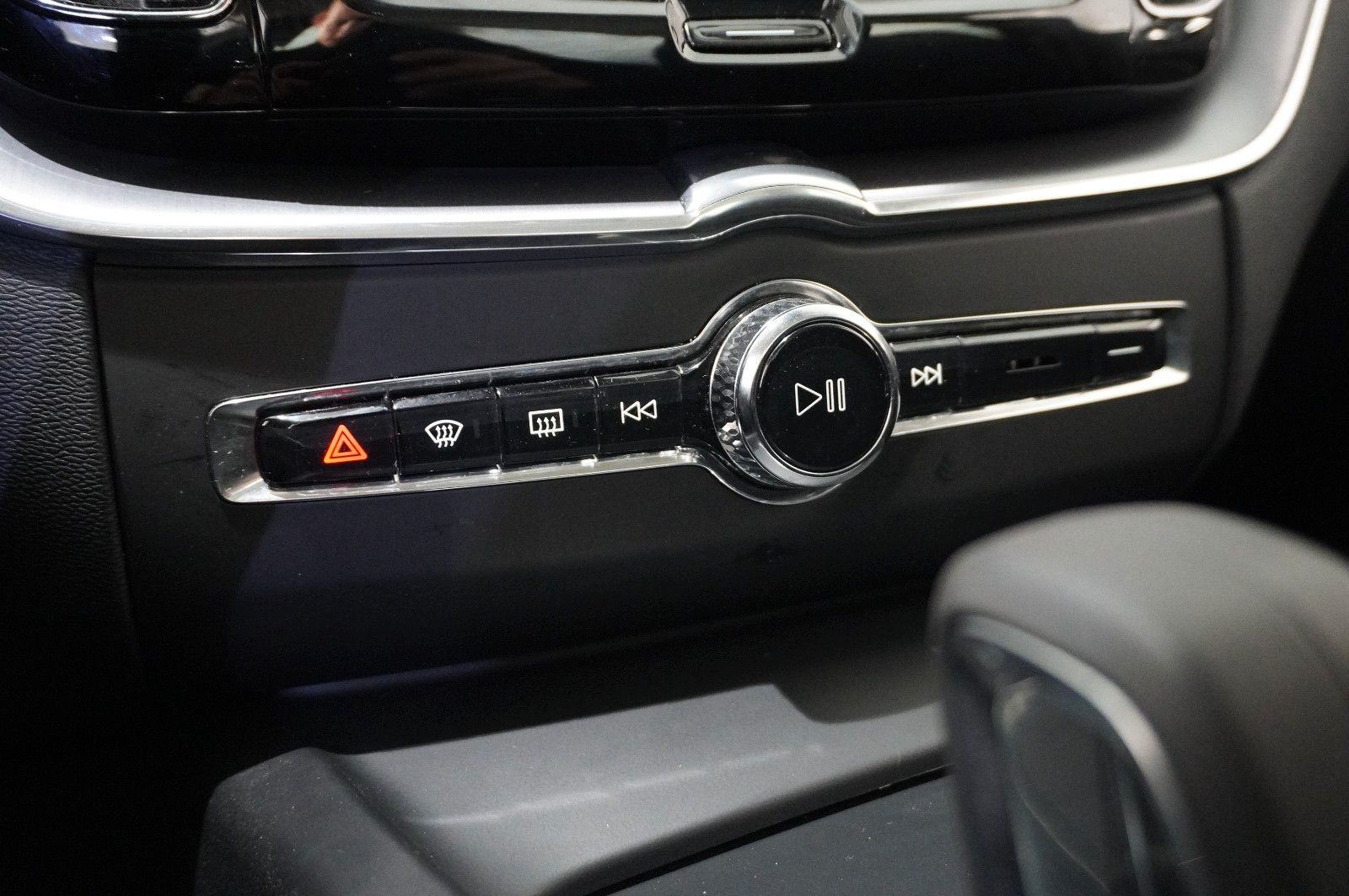 Fahrzeugabbildung Volvo XC 60 MOMENTUM PRO 2WD NAVI/LED/360°/VIRT./AHK