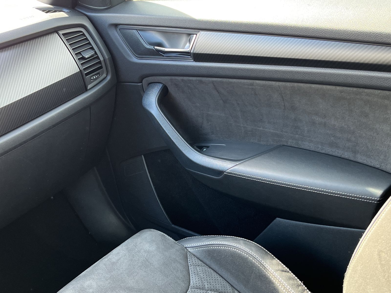 Fahrzeugabbildung SKODA Kodiaq Sportline 4x4*SHZ*LHZ*NAVI*AHK*ACC**