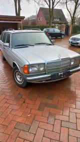 Mercedes-Benz W123 240TD Kombi Mercedes - Mercedes-Benz 240 mit Diesel-Antrieb: Kombi