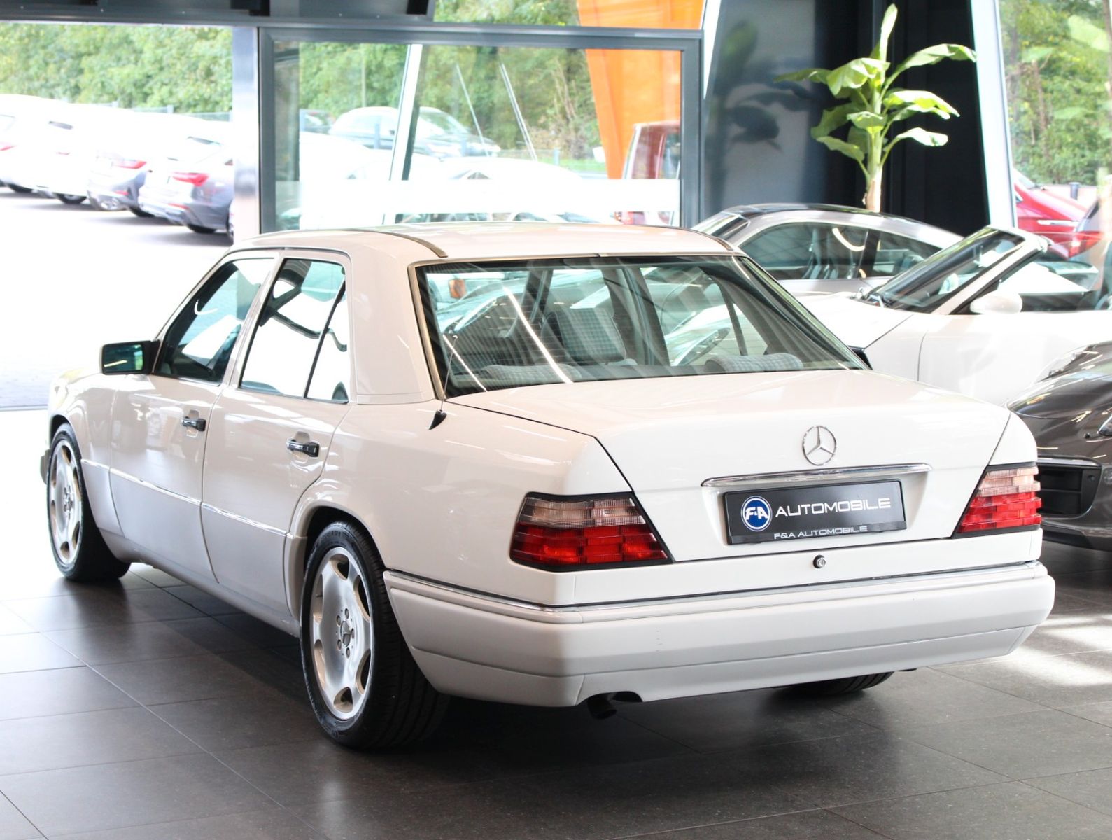 Fahrzeugabbildung Mercedes-Benz E 220 2.Hand+Klima+126Tkm+Top Zustand