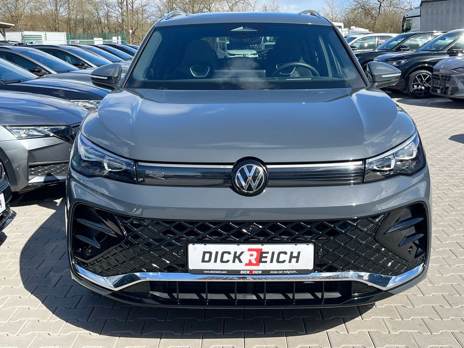 Fahrzeugabbildung Volkswagen Tiguan 2.0 TDI 4M R-Line PANO*H&K*AHK*MATRIX*20"