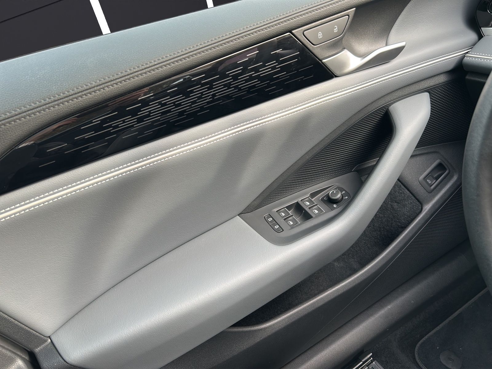 Fahrzeugabbildung Volkswagen Passat Elegance TDI DSG LED ACC 18" AHK Leder Pa