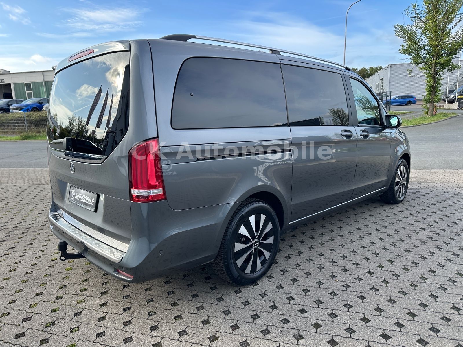 Fahrzeugabbildung Mercedes-Benz V 250d EDITION 4MATIC lang/7 Sitze/Navi/LED/AHK