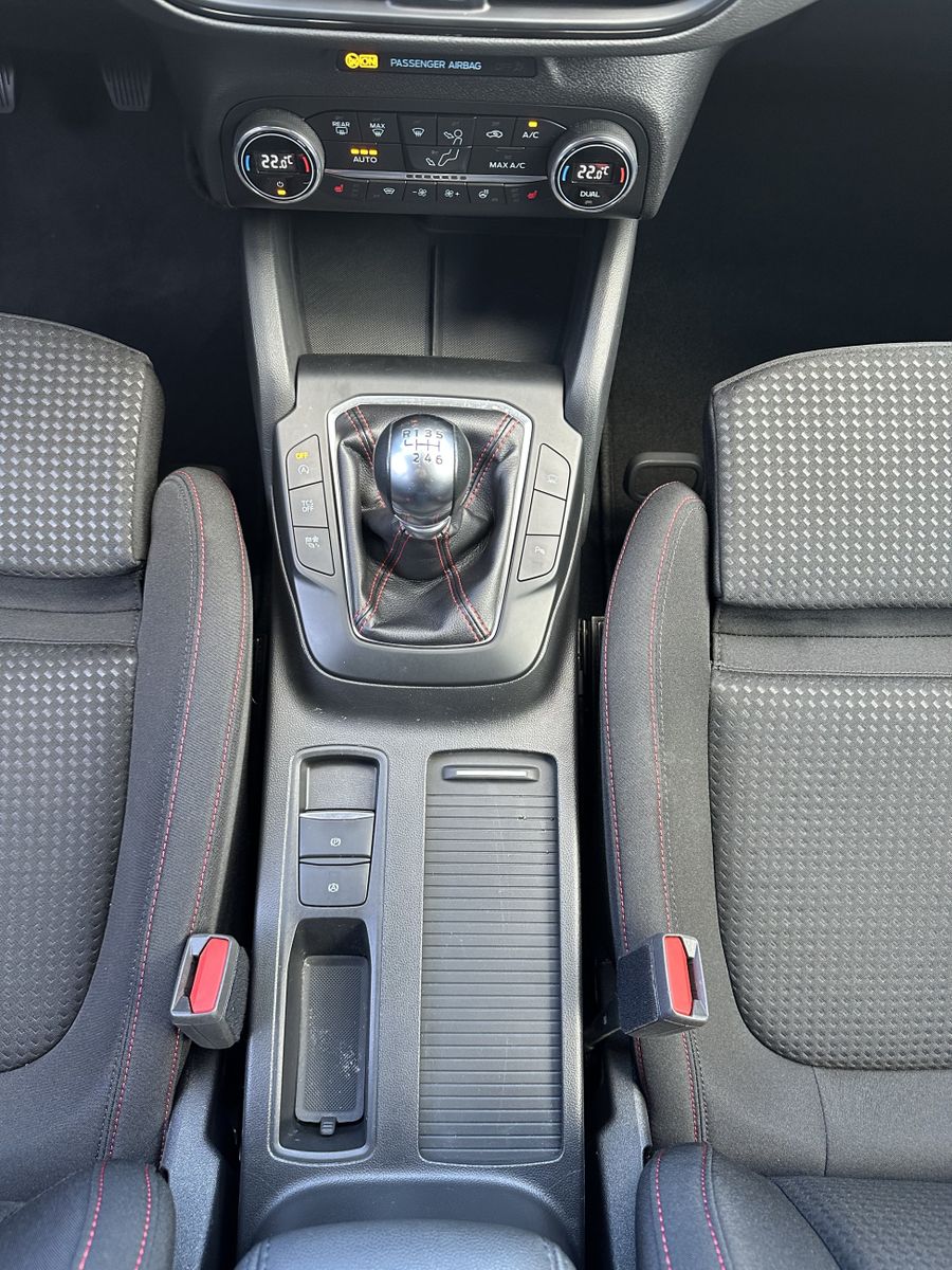 Fahrzeugabbildung Ford Focus 2.0 EB ST-Line NAV+LED+AHK+HUD+B&O+KAM+ACC