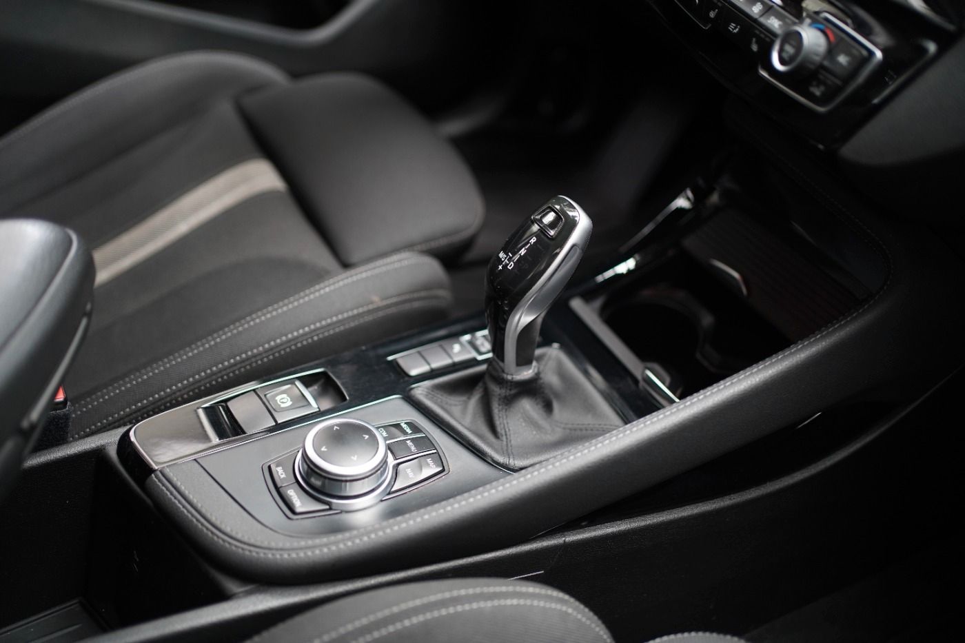 Fahrzeugabbildung BMW X1 18i Sport Line +AHK+Sportsitze+Parkassistent+