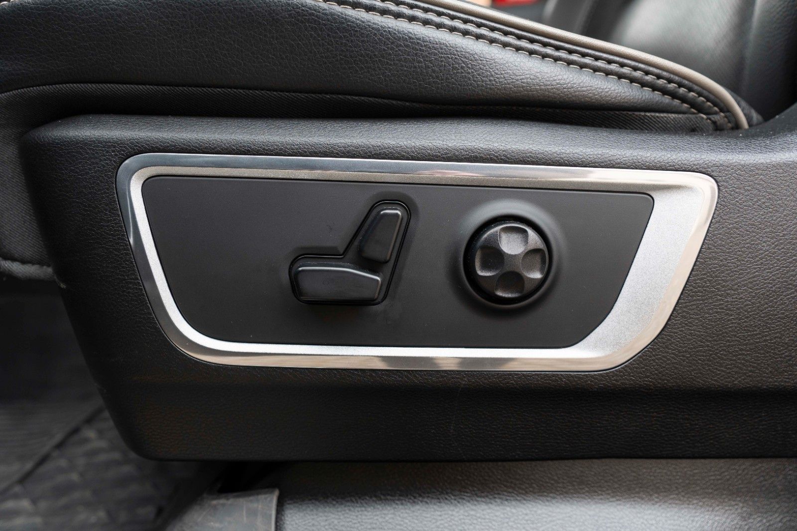 Fahrzeugabbildung Dodge RAM 5,7L Laramie CC 4X4 360° LED CARPLAY LPG AHK