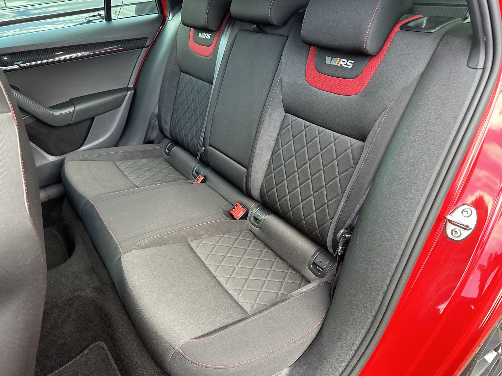 Fahrzeugabbildung SKODA Octavia Combi 2.0 TDI DSG RS NAV+LED+18ZOLL+2HD